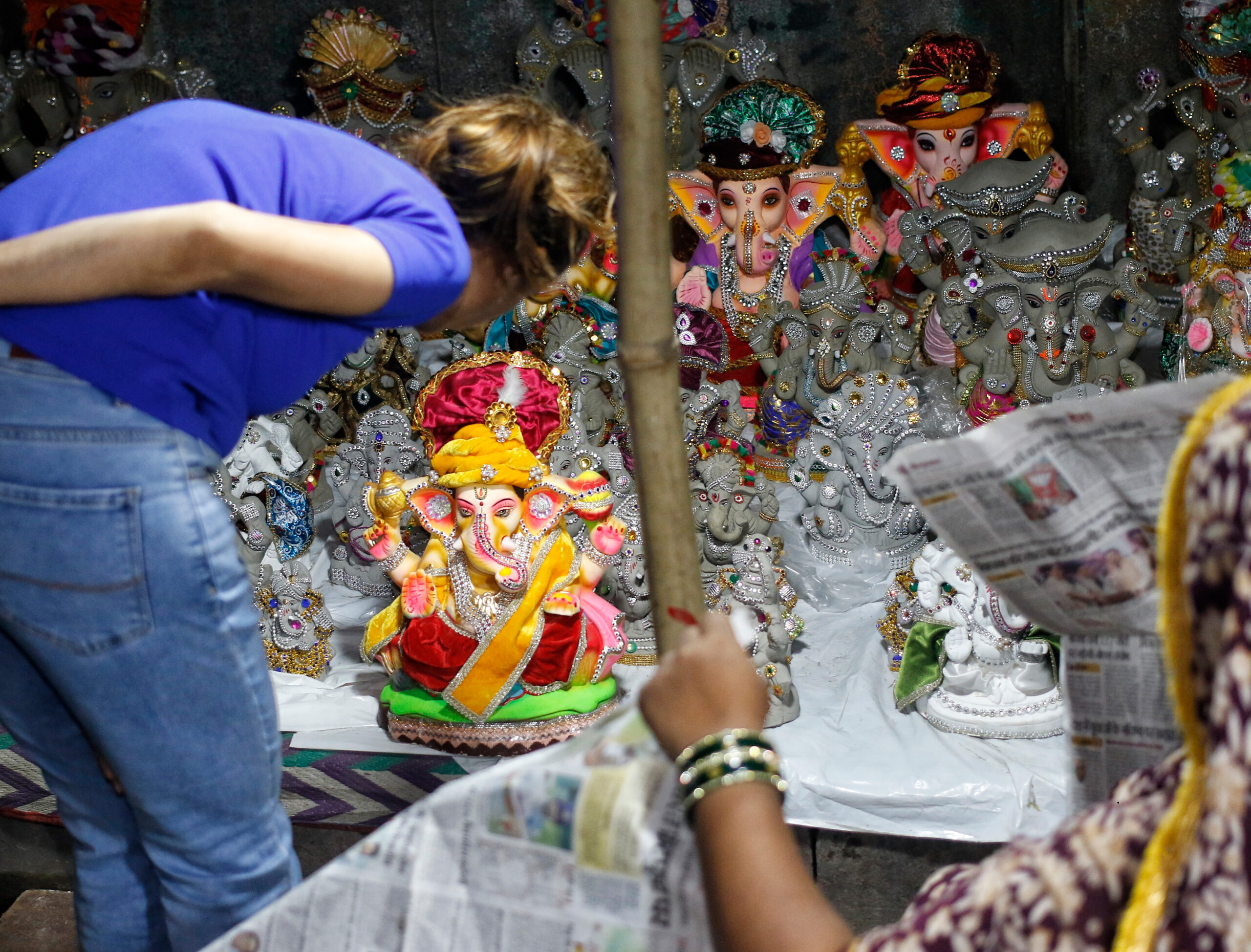 New Delhi: Devotees Flock to Jhandewalan for Ganesh Idols #Gallery New Delhi: Devotees Flock to Jhandewalan for Ganesh Idols #Gallery