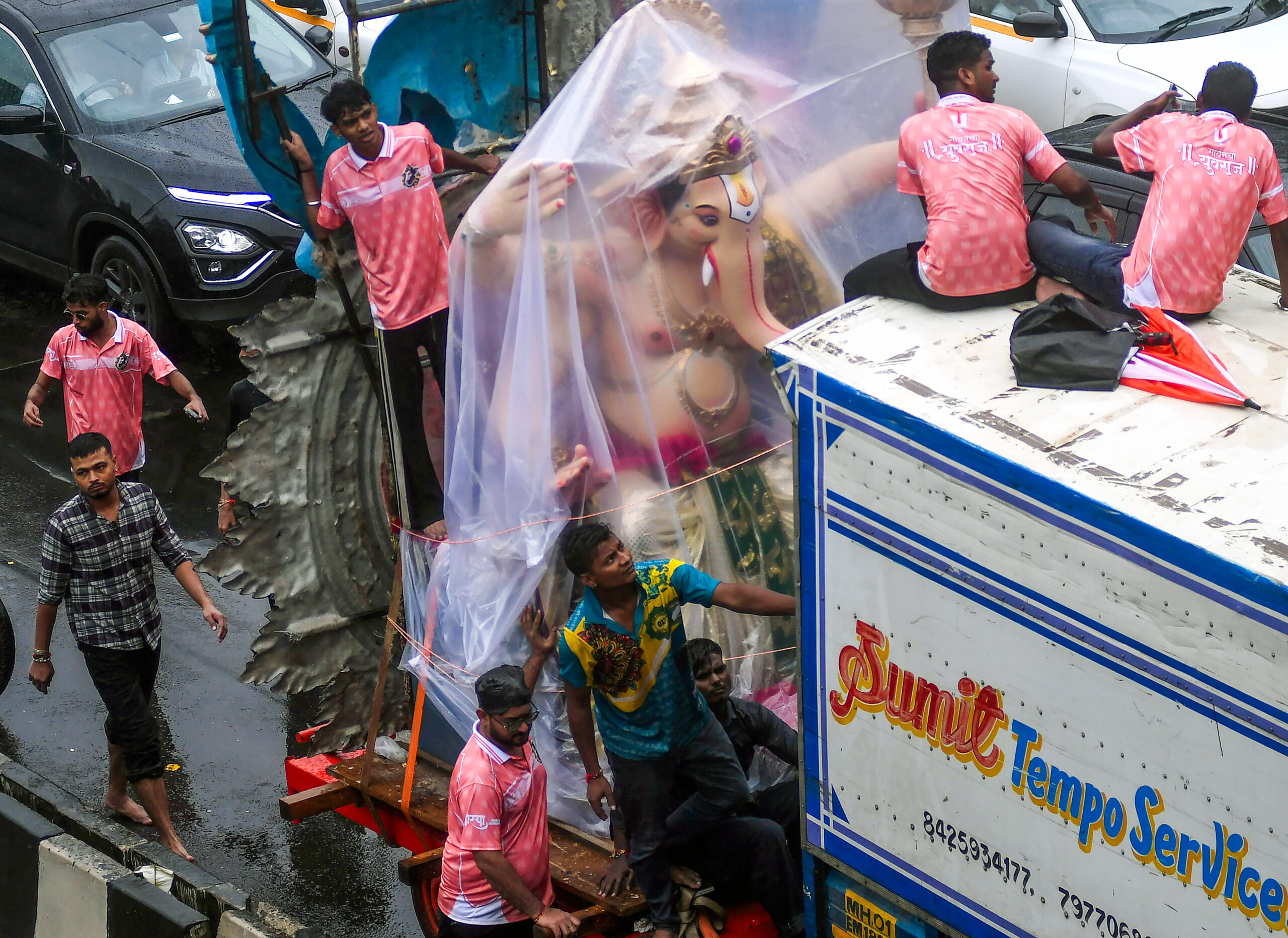Mumbai: Residents Shop for Ganpati Amid Heavy Rain #Gallery Mumbai: Residents Shop for Ganpati Amid Heavy Rain #Gallery