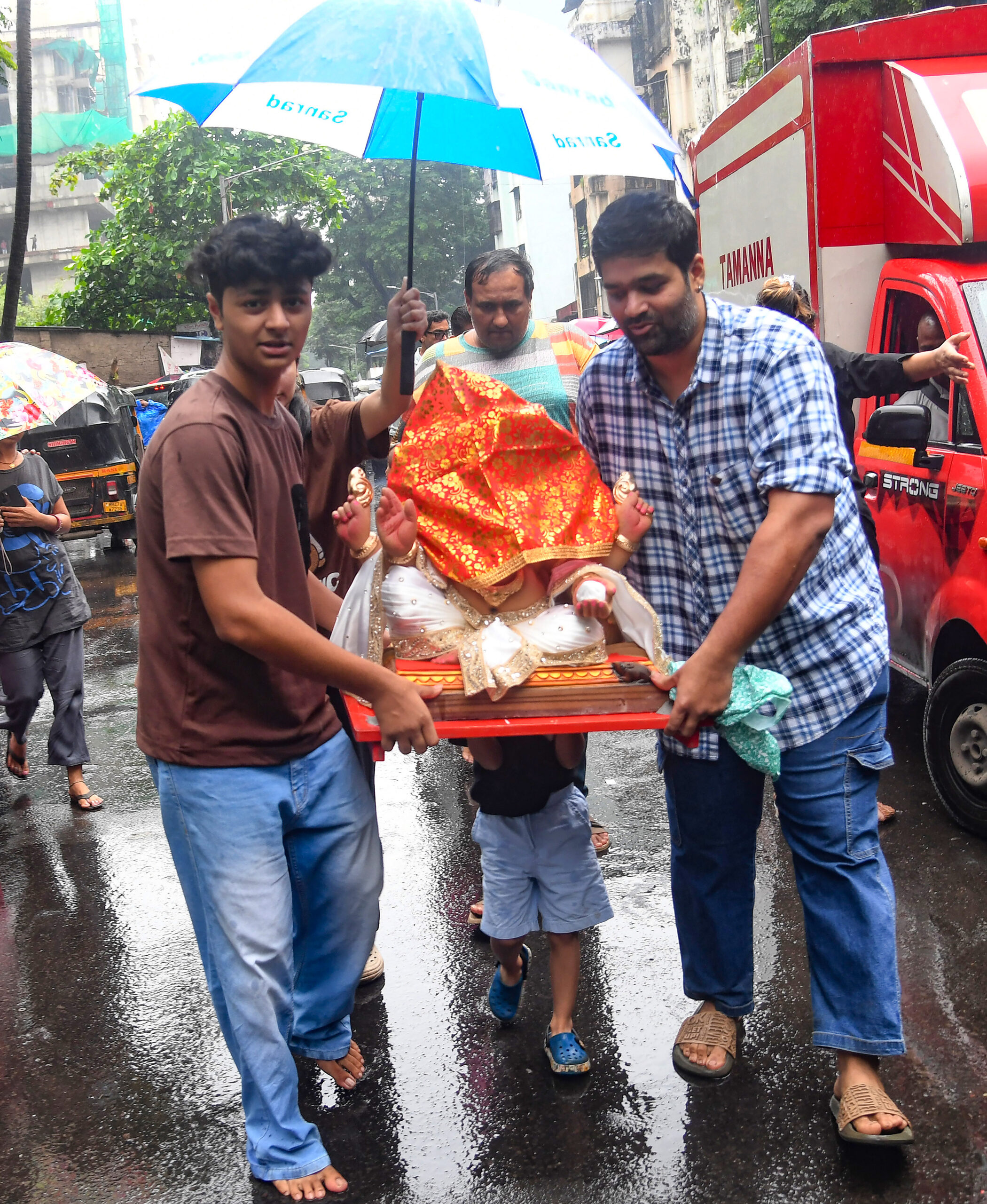 Mumbai: Residents Shop for Ganpati Amid Heavy Rain #Gallery Mumbai: Residents Shop for Ganpati Amid Heavy Rain #Gallery