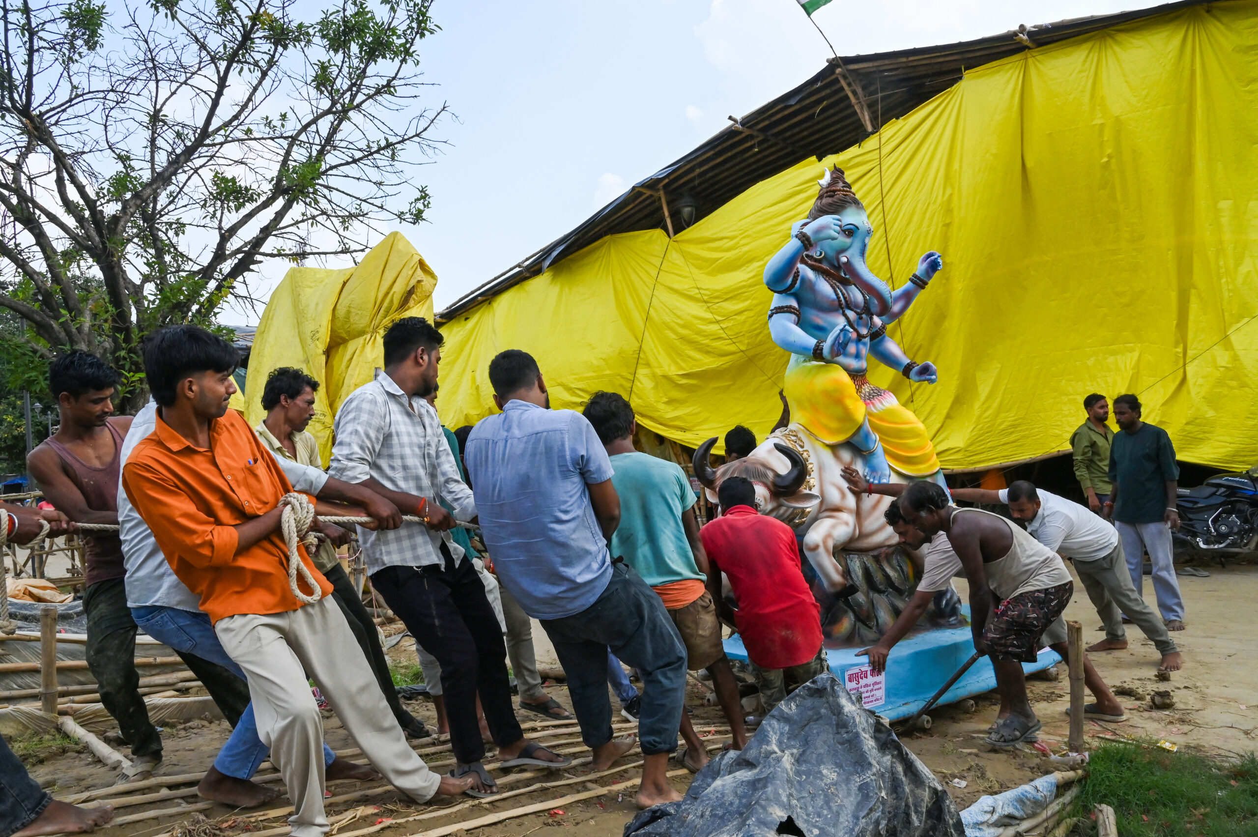 Gorakhpur: Devotees Carry Ganesha Idol Ahead of Ganesh Chaturthi #Gallery Gorakhpur: Devotees Carry Ganesha Idol Ahead of Ganesh Chaturthi #Gallery