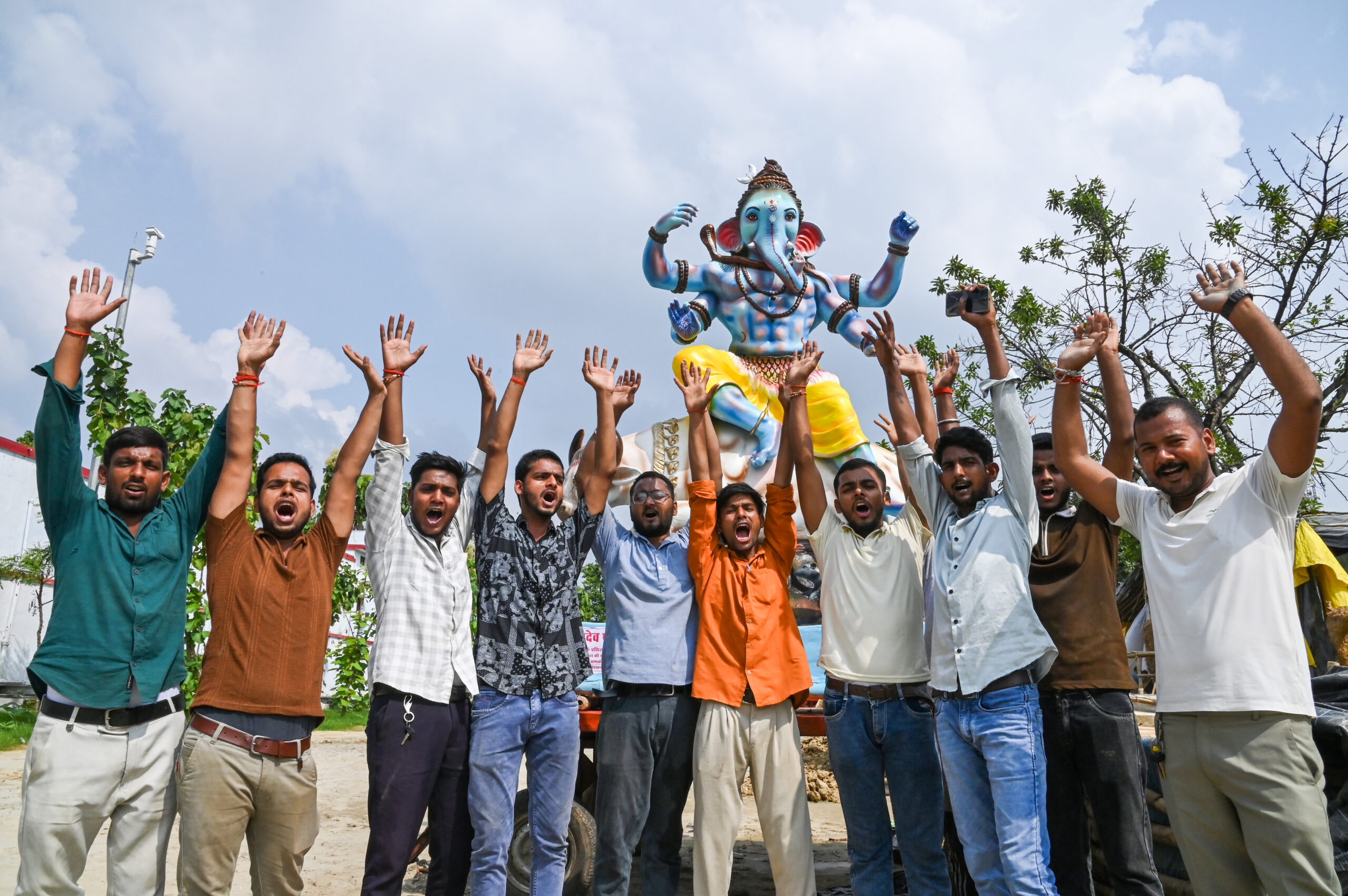 Gorakhpur: Devotees Carry Ganesha Idol Ahead of Ganesh Chaturthi #Gallery Gorakhpur: Devotees Carry Ganesha Idol Ahead of Ganesh Chaturthi #Gallery