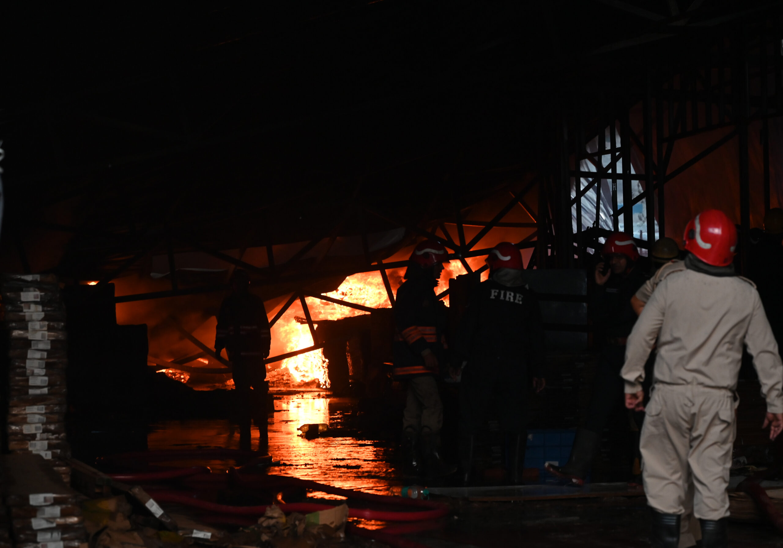New Delhi: Massive Fire Breaks Out at Godown #Gallery New Delhi: Massive Fire Breaks Out at Godown #Gallery