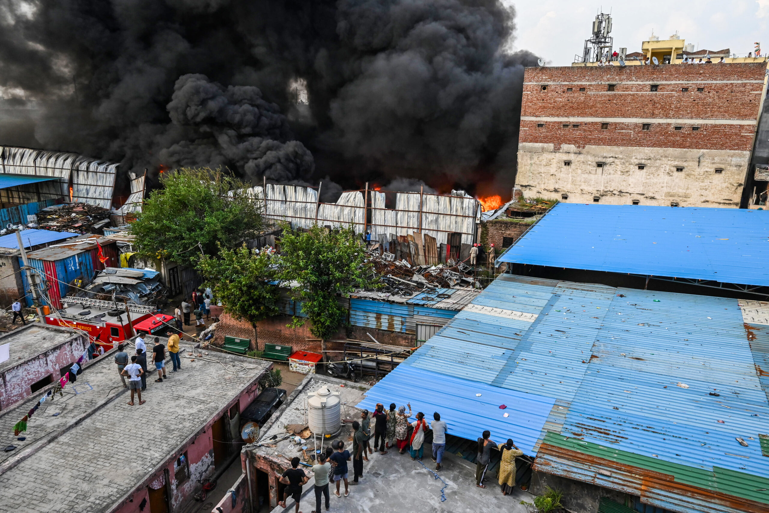New Delhi: Massive Fire Breaks Out at Godown #Gallery New Delhi: Massive Fire Breaks Out at Godown #Gallery