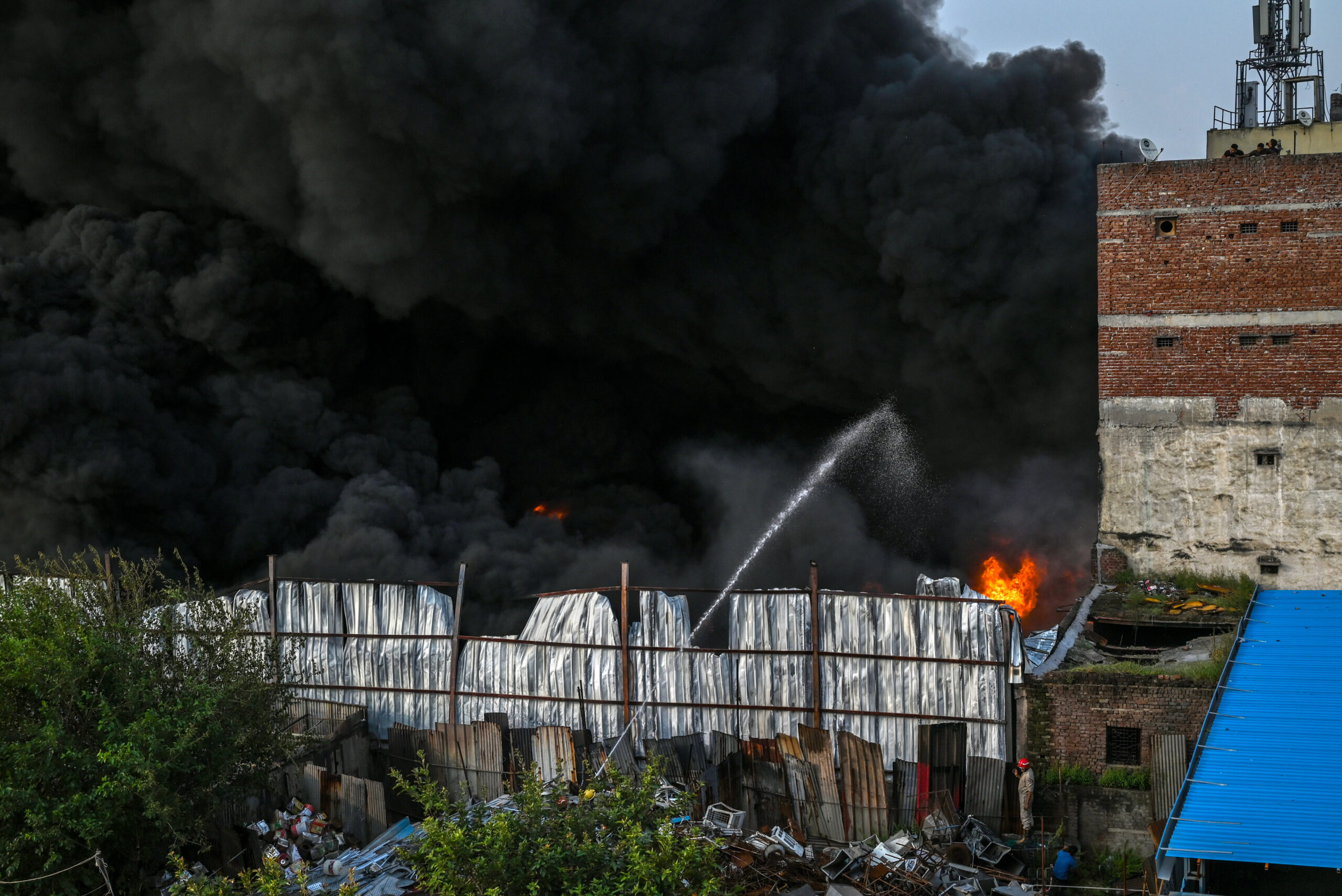 New Delhi: Massive Fire Breaks Out at Godown #Gallery New Delhi: Massive Fire Breaks Out at Godown #Gallery