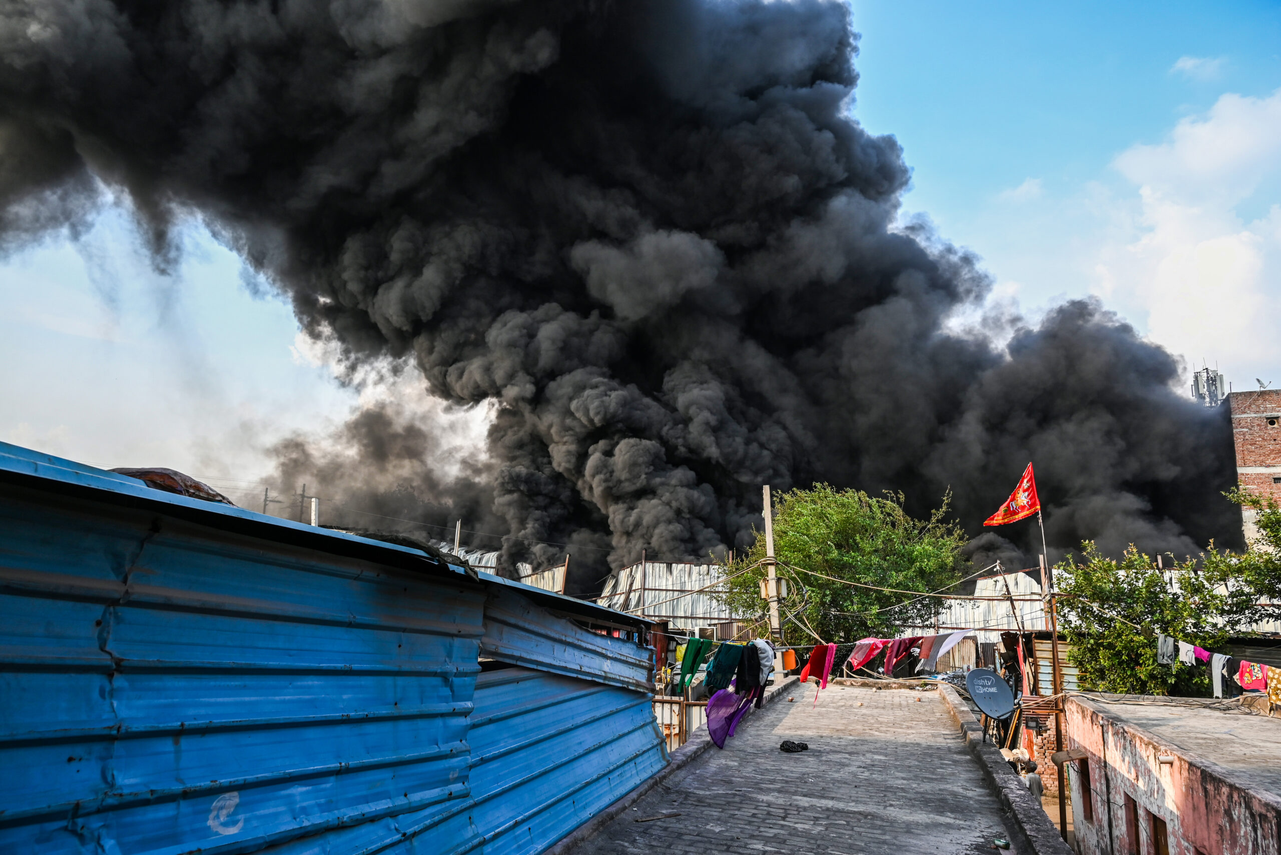 New Delhi: Massive Fire Breaks Out at Godown #Gallery New Delhi: Massive Fire Breaks Out at Godown #Gallery