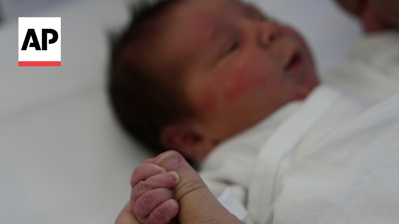 54-year-old Greek woman gives birth to baby from embryo frozen for 22 years (Video)