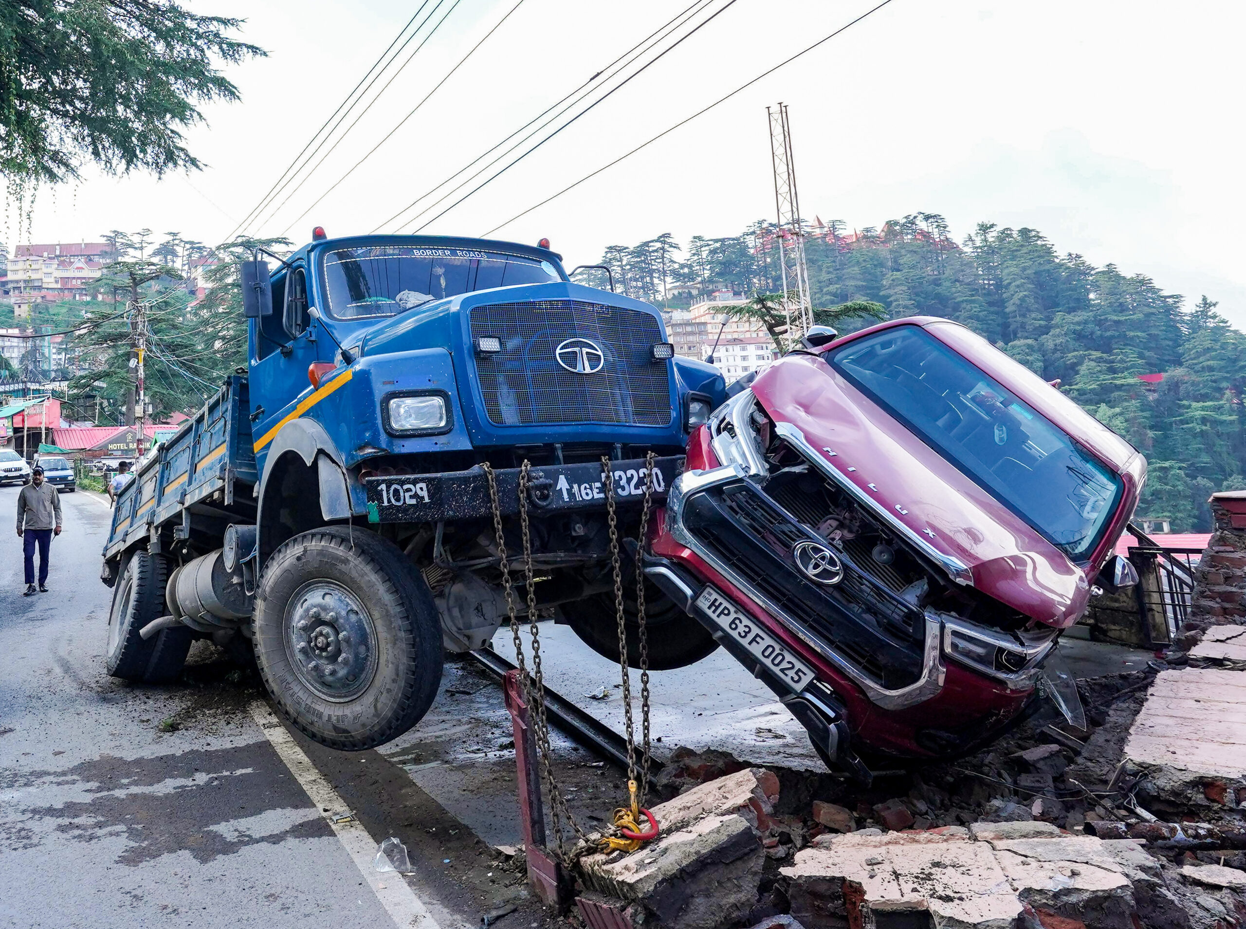 Shimla: Car damaged after truck rams into it #Gallery Shimla: Car damaged after truck rams into it #Gallery