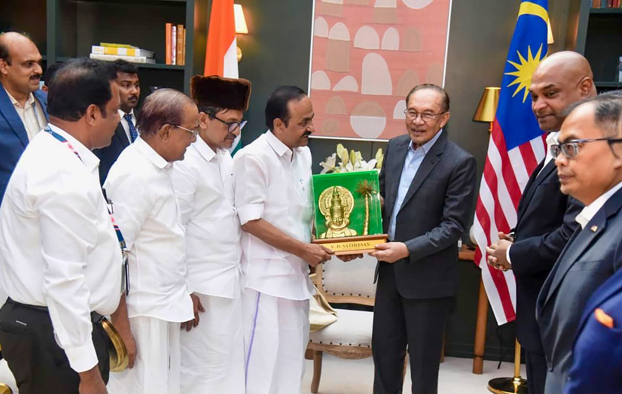 Thiruvananthapuram: Anwar Ibrahim Meets V D Satheesan #Gallery Thiruvananthapuram: Anwar Ibrahim Meets V D Satheesan #Gallery