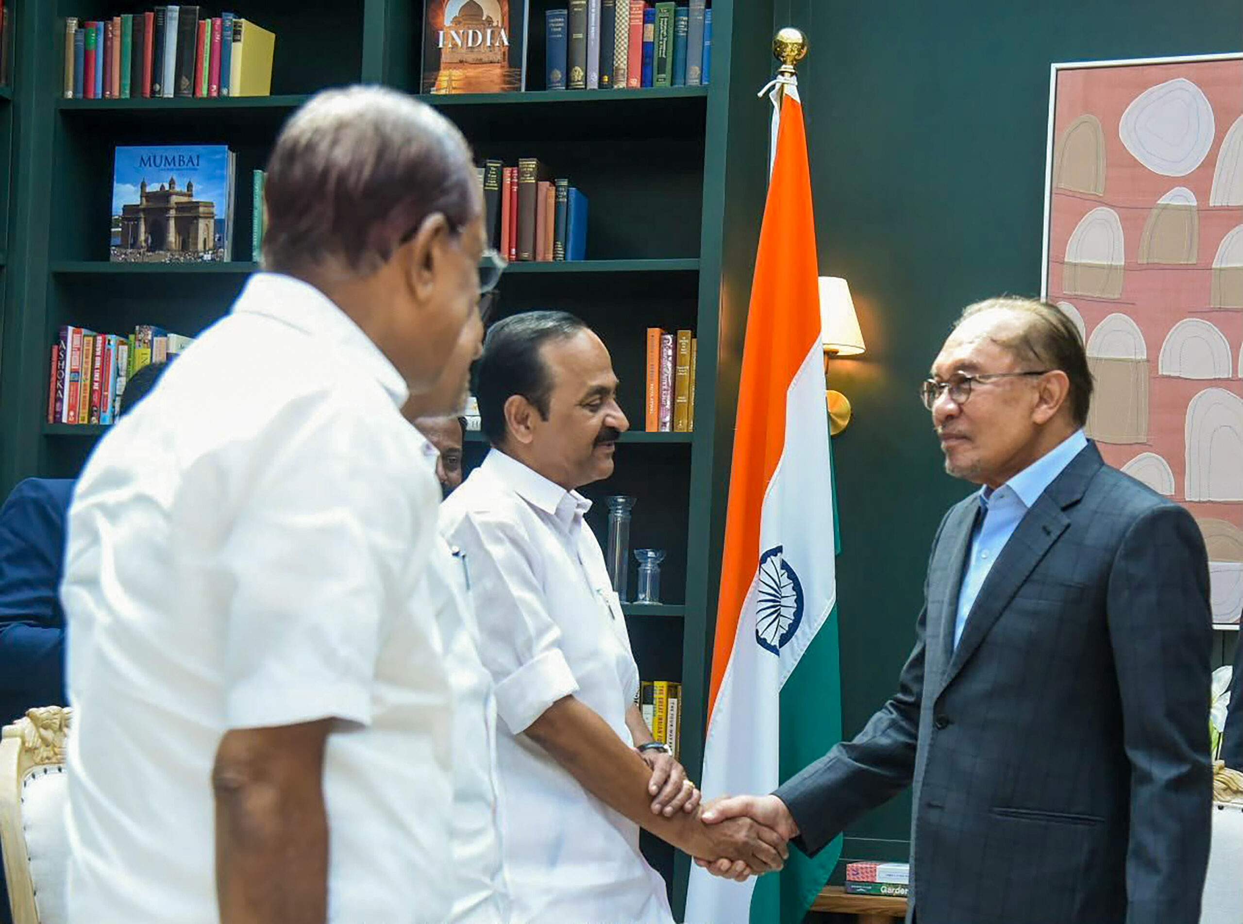 Thiruvananthapuram: Anwar Ibrahim Meets V D Satheesan #Gallery Thiruvananthapuram: Anwar Ibrahim Meets V D Satheesan #Gallery