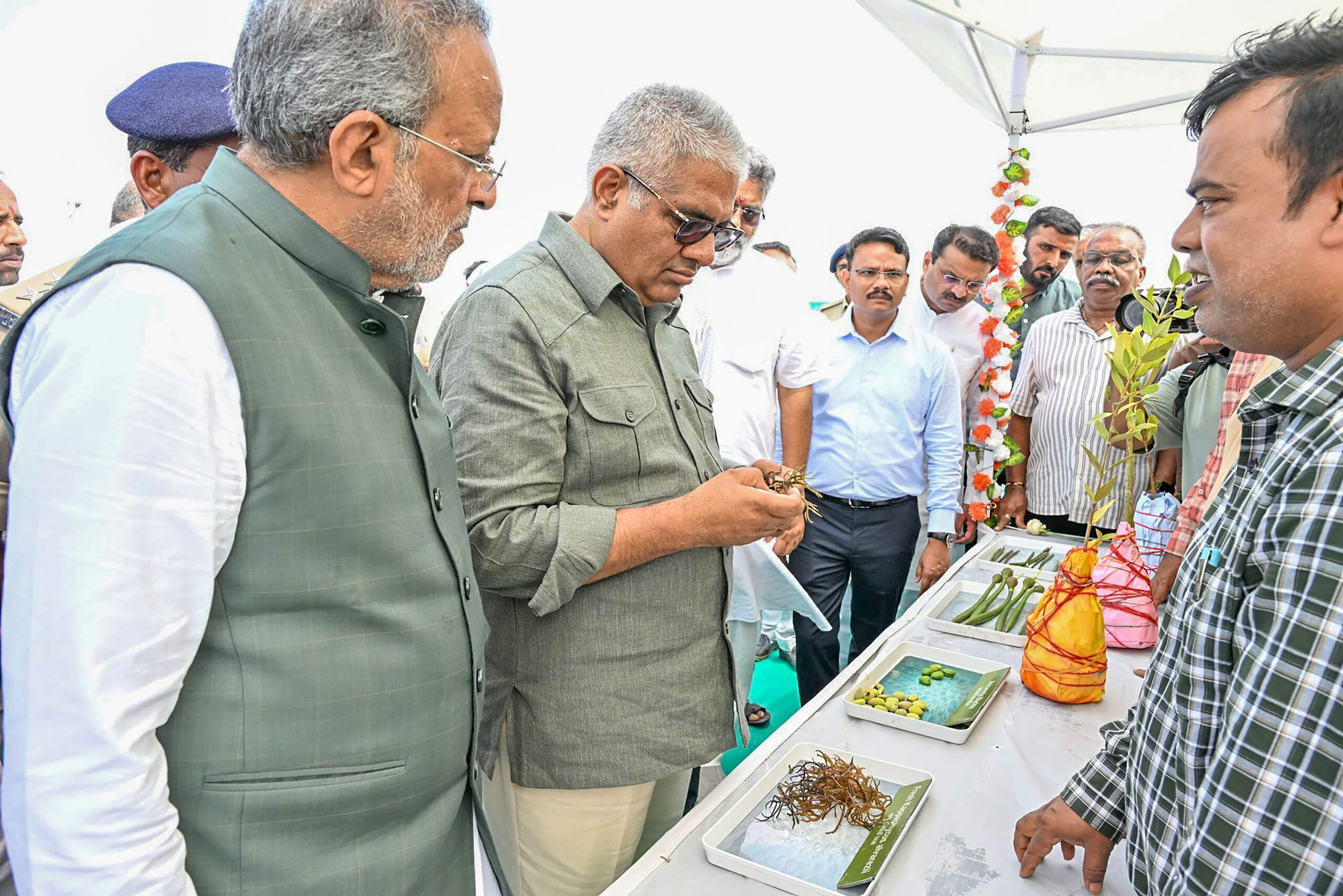 Kutch: Bhupender Yadav visits Jakhau nursery #Gallery Kutch: Bhupender Yadav visits Jakhau nursery #Gallery