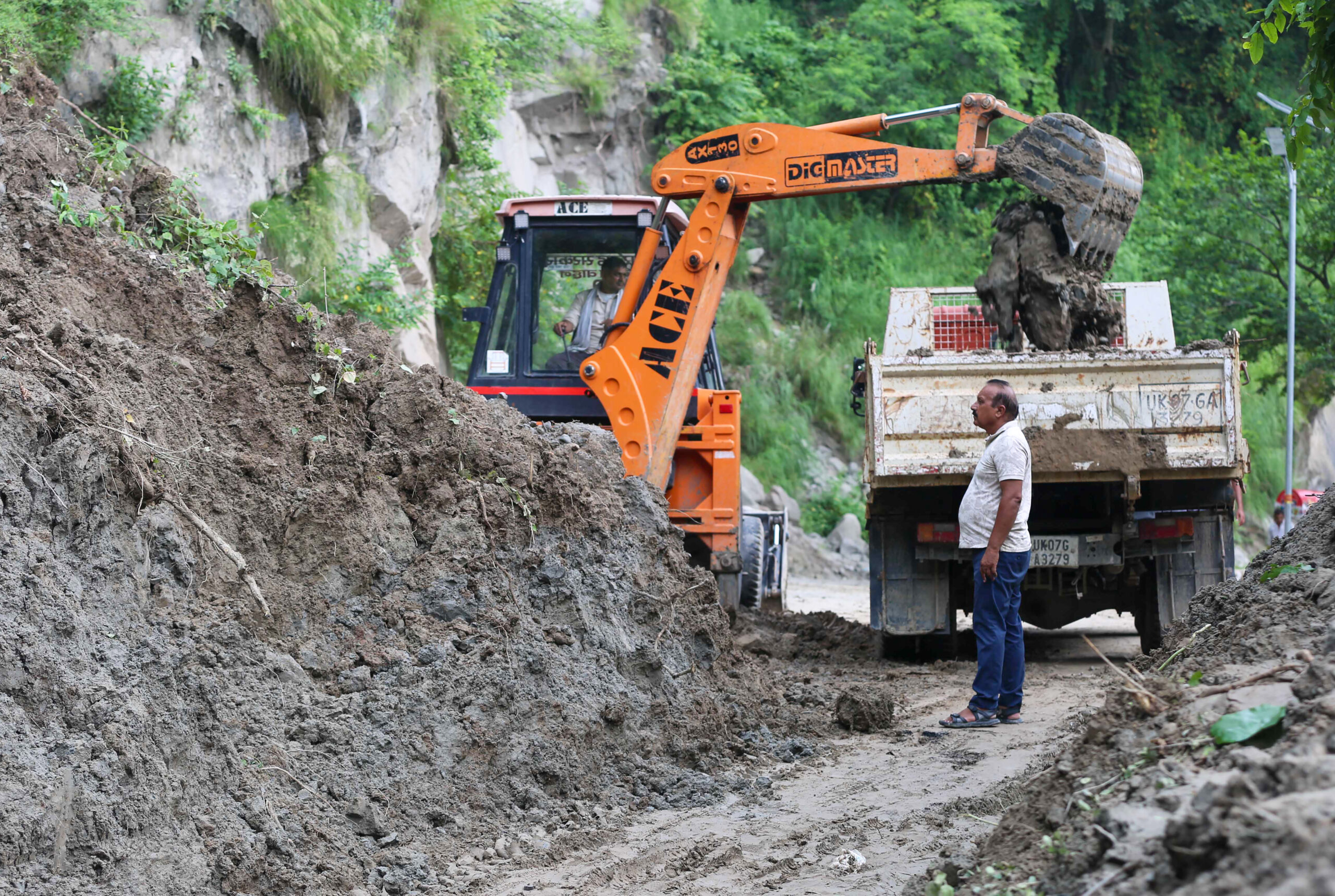 Haridwar: Landslide Debris Falls on Road Near Mansa Devi Temple #Gallery Haridwar: Landslide Debris Falls on Road Near Mansa Devi Temple #Gallery