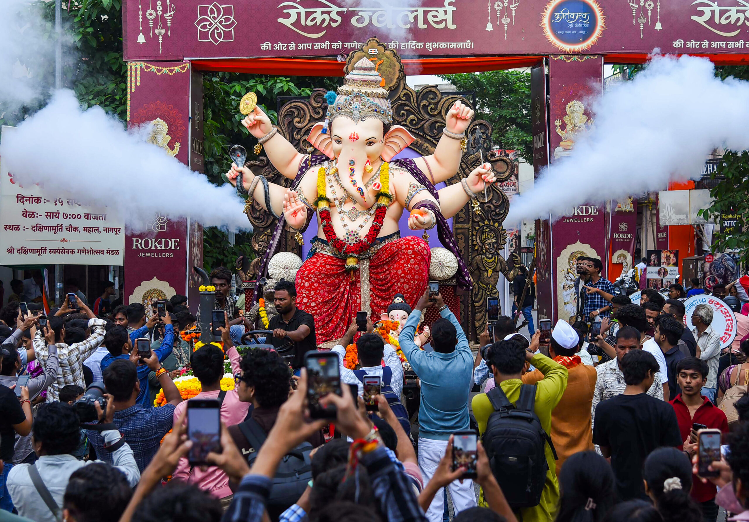 Nagpur: Devotees carry Lord Ganesha idols amid Ganesh Chaturthi #Gallery Nagpur: Devotees carry Lord Ganesha idols amid Ganesh Chaturthi #Gallery