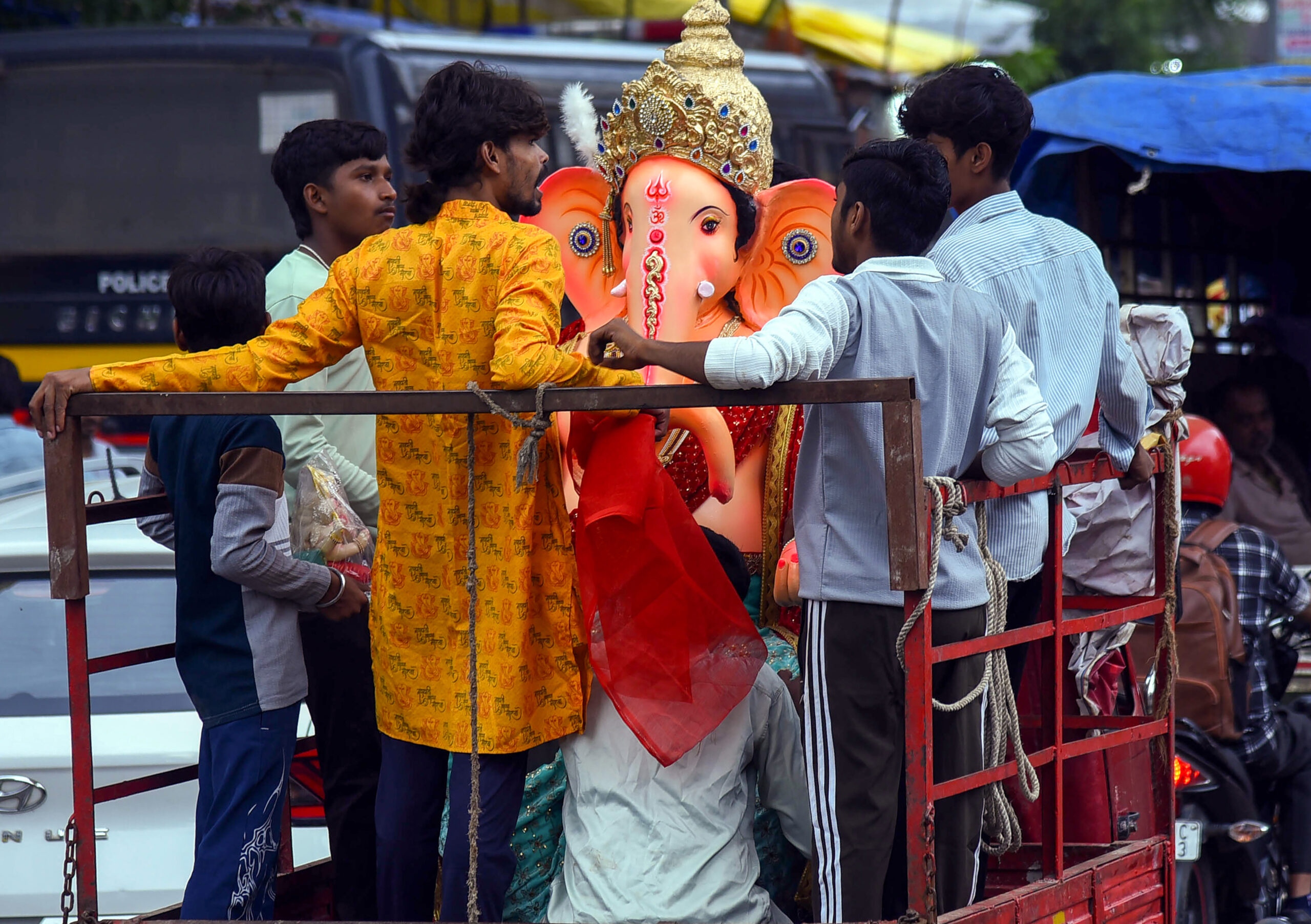 Nagpur: Devotees carry Lord Ganesha idols amid Ganesh Chaturthi #Gallery Nagpur: Devotees carry Lord Ganesha idols amid Ganesh Chaturthi #Gallery