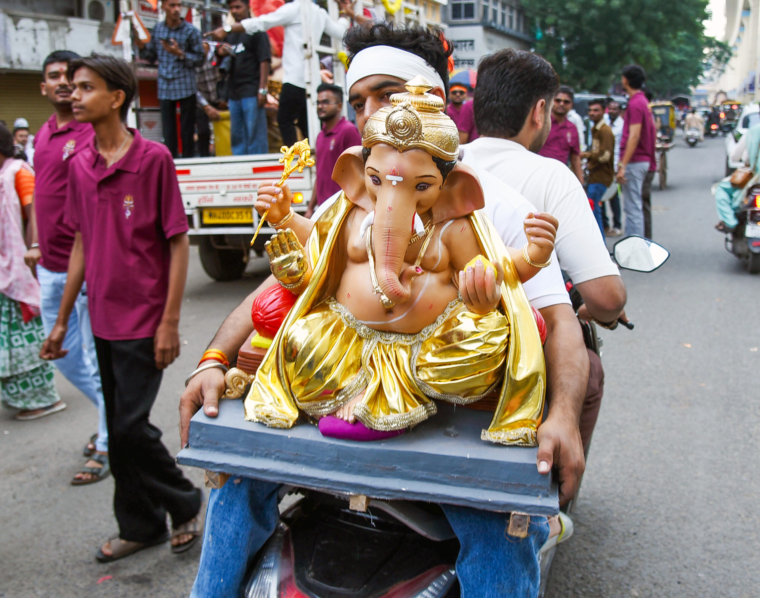 Nagpur: Devotees carry Lord Ganesha idols amid Ganesh Chaturthi #Gallery Nagpur: Devotees carry Lord Ganesha idols amid Ganesh Chaturthi #Gallery