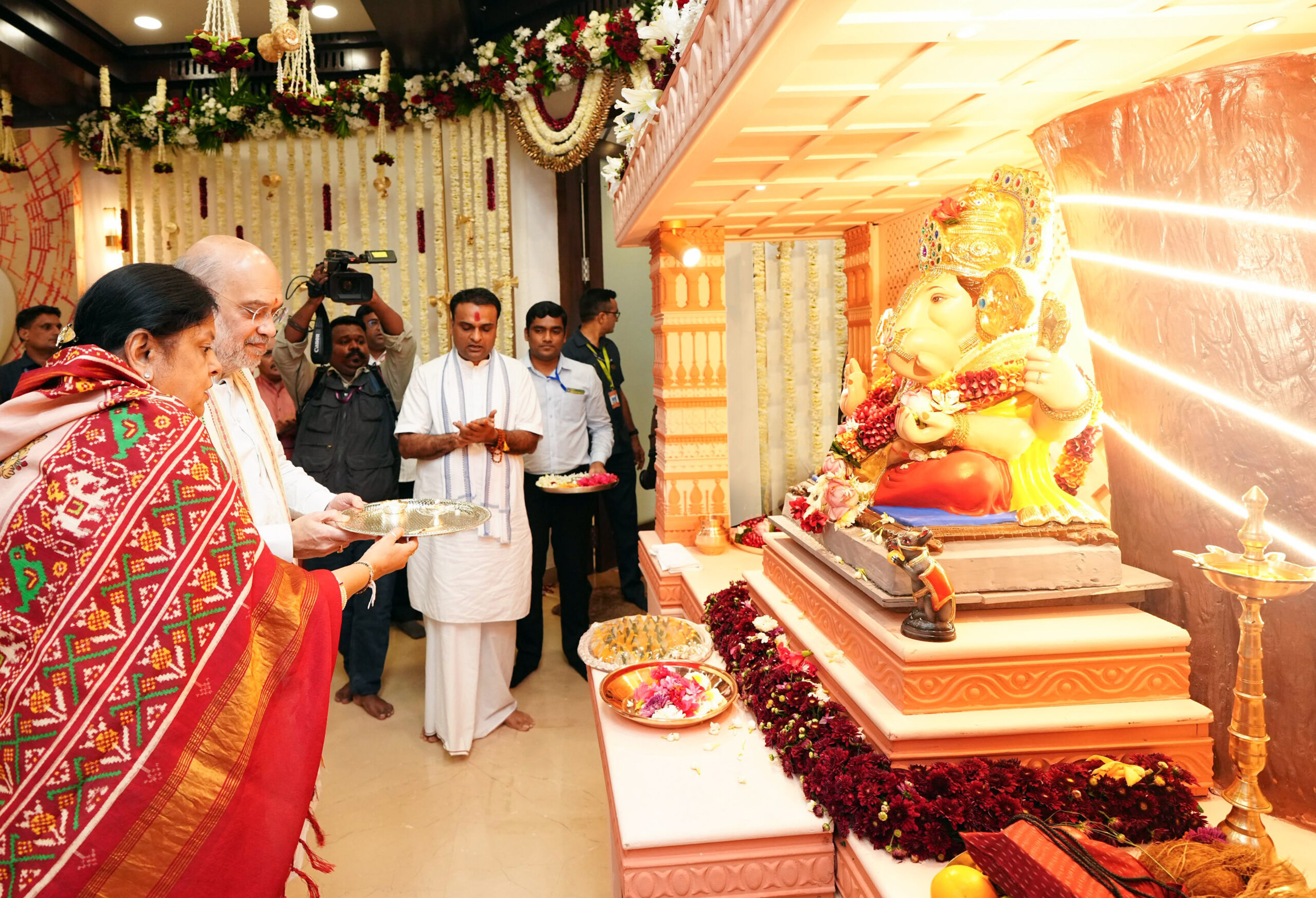 Mumbai: Amit Shah offers prayers on Ganesh Chaturthi #Gallery Mumbai: Amit Shah offers prayers on Ganesh Chaturthi #Gallery