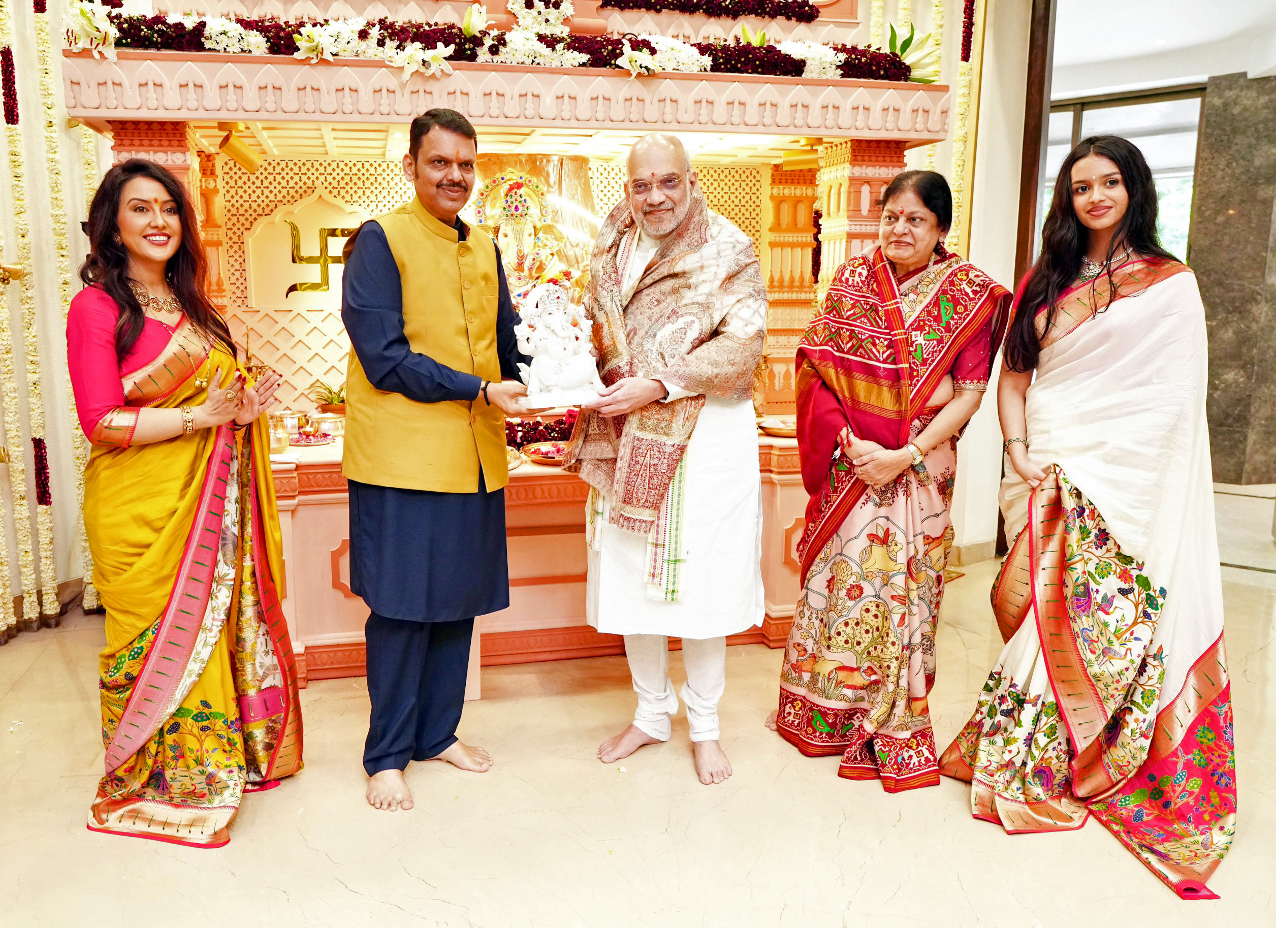 Mumbai: Amit Shah offers prayers on Ganesh Chaturthi #Gallery Mumbai: Amit Shah offers prayers on Ganesh Chaturthi #Gallery
