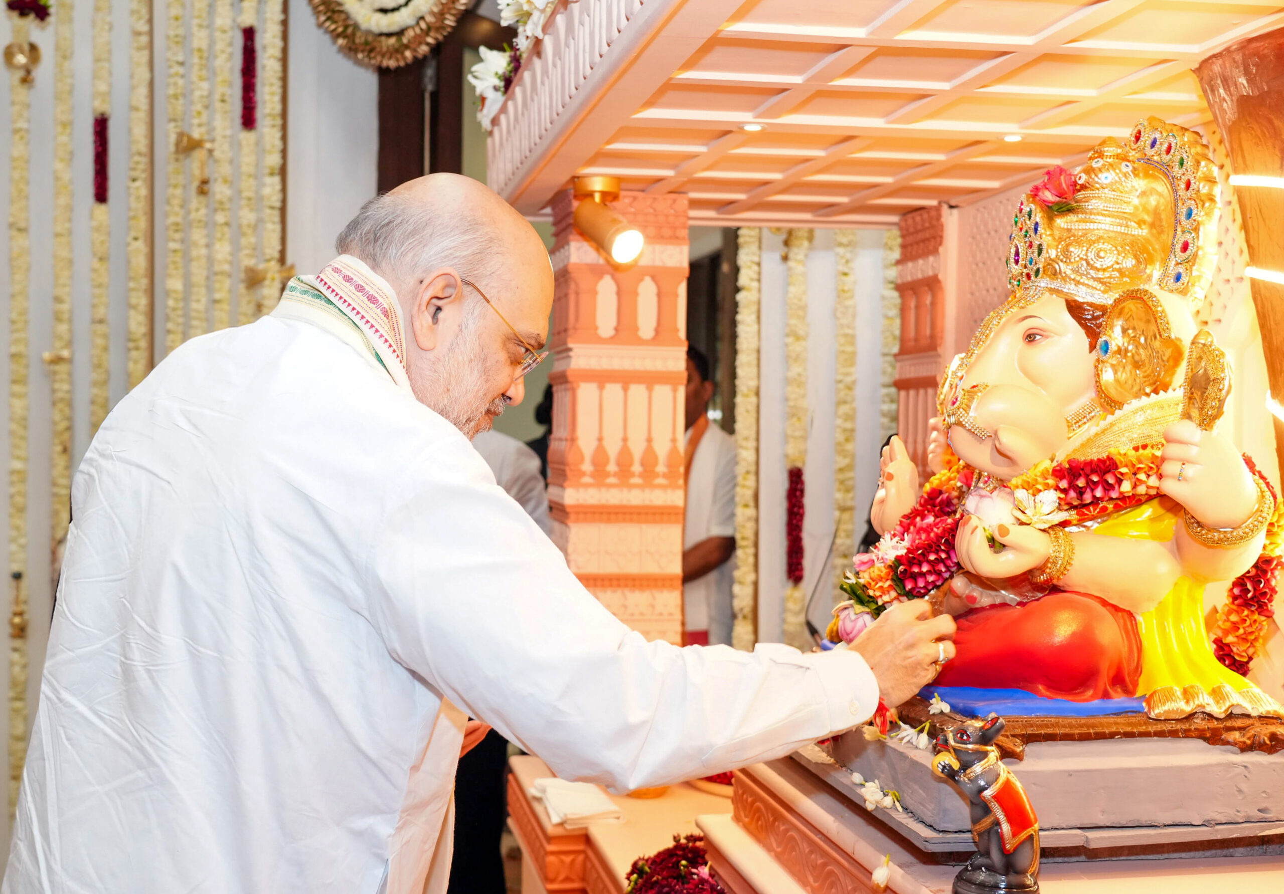 Mumbai: Amit Shah offers prayers on Ganesh Chaturthi #Gallery Mumbai: Amit Shah offers prayers on Ganesh Chaturthi #Gallery