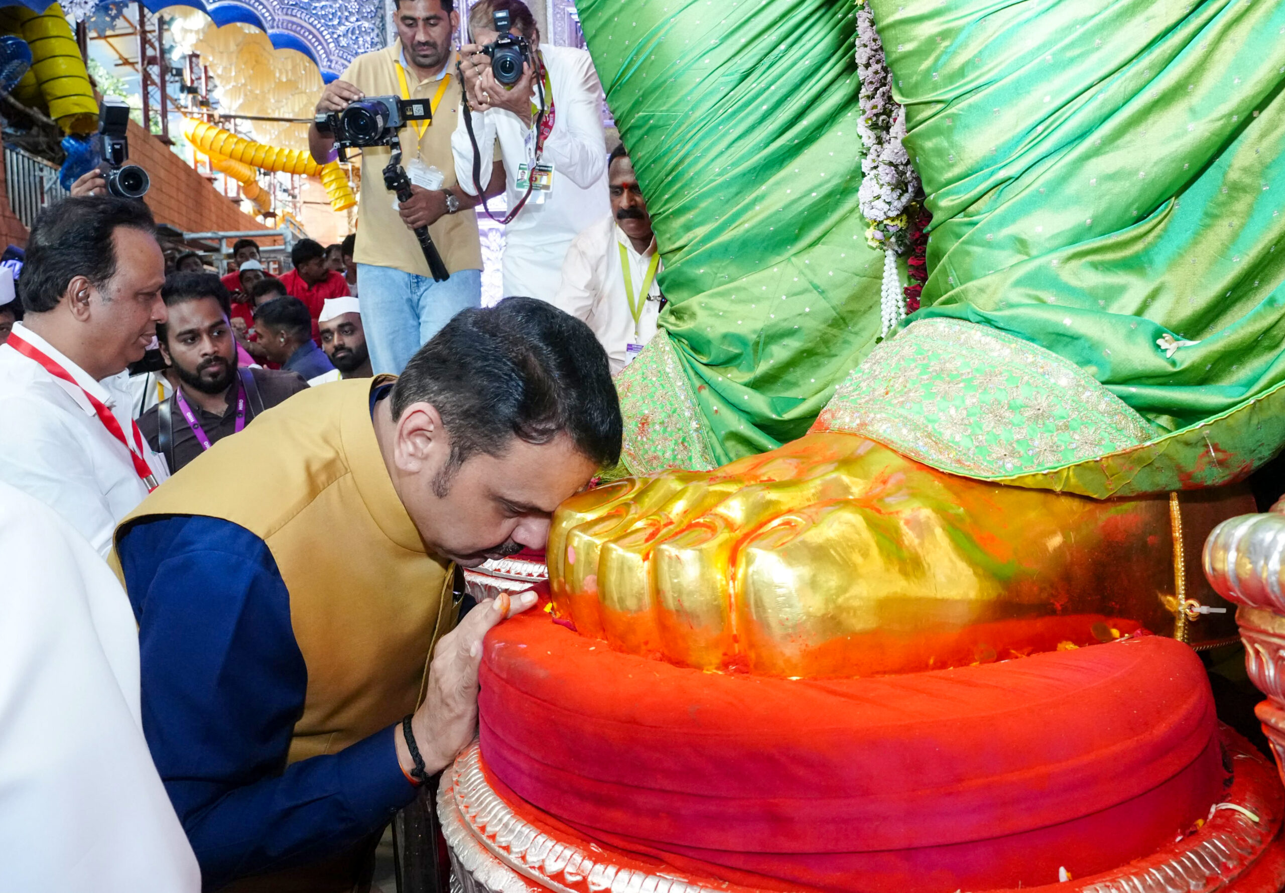 Mumbai: Amit Shah and CM Fadnavis at Lalbaugcha Raja #Gallery Mumbai: Amit Shah and CM Fadnavis at Lalbaugcha Raja #Gallery