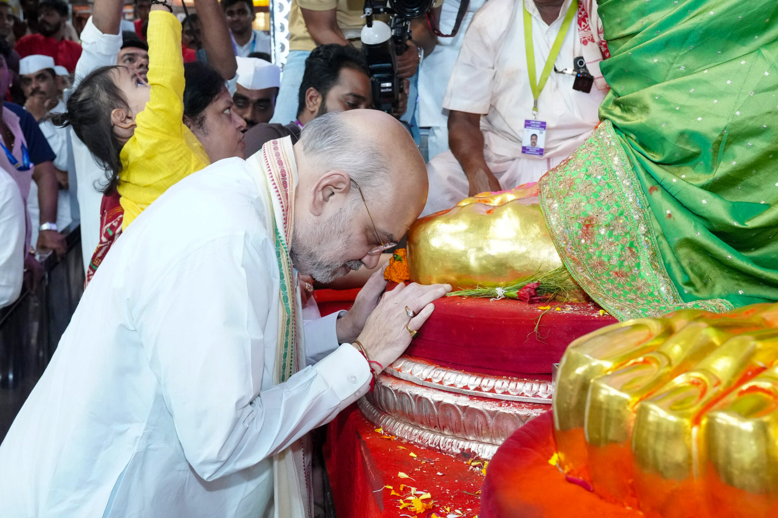 Mumbai: Amit Shah and CM Fadnavis at Lalbaugcha Raja #Gallery Mumbai: Amit Shah and CM Fadnavis at Lalbaugcha Raja #Gallery