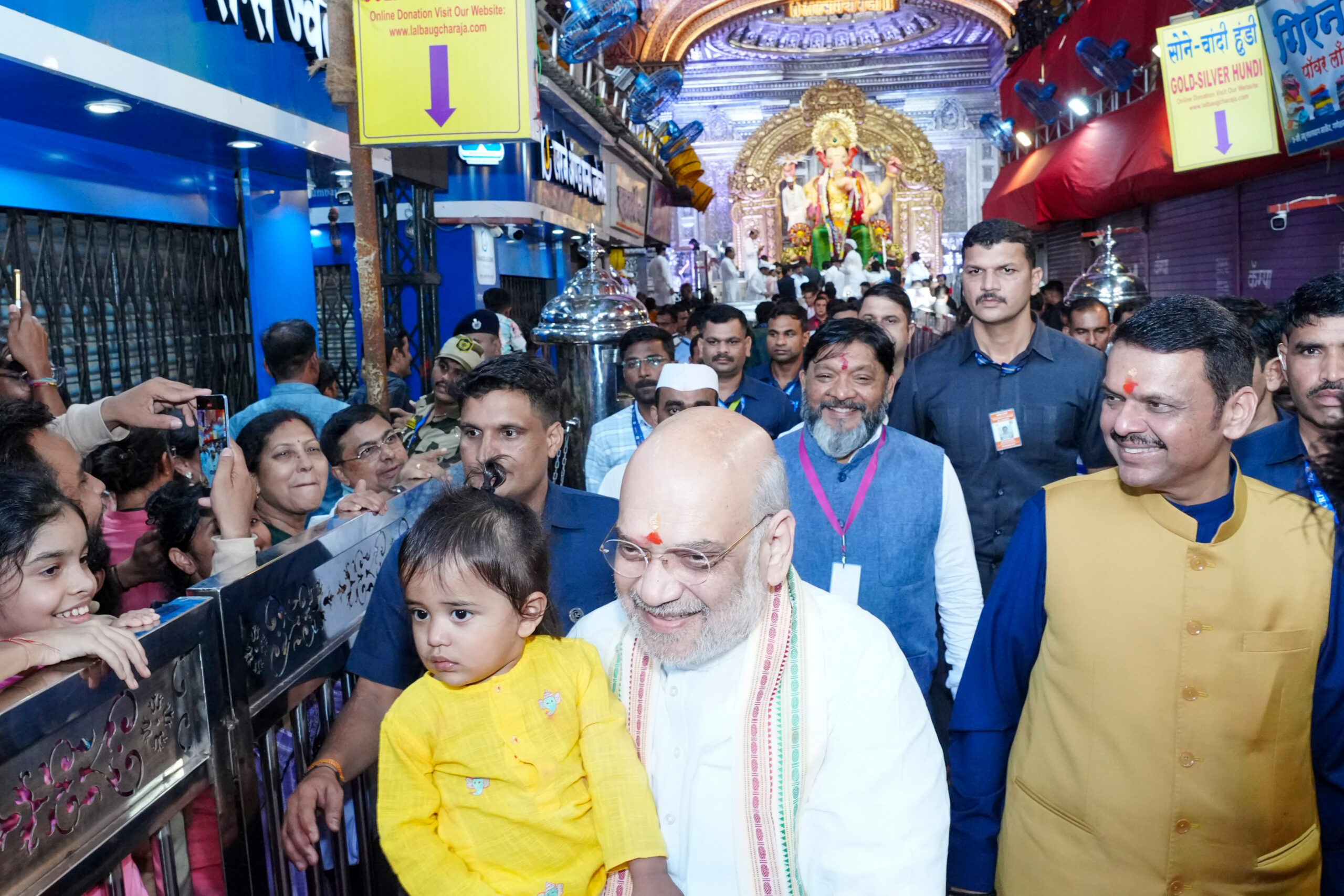 Mumbai: Amit Shah and CM Fadnavis at Lalbaugcha Raja #Gallery Mumbai: Amit Shah and CM Fadnavis at Lalbaugcha Raja #Gallery