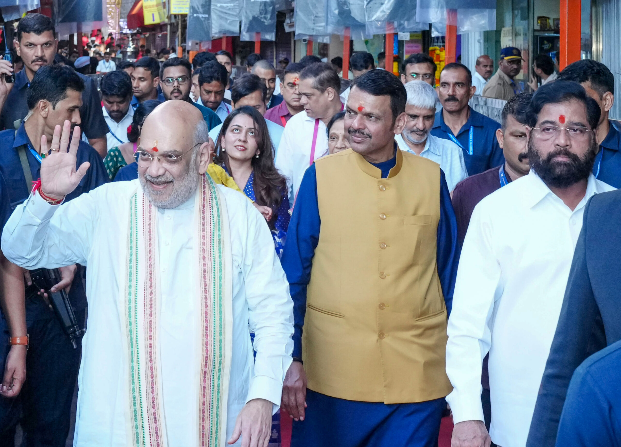 Mumbai: Amit Shah and CM Fadnavis at Lalbaugcha Raja #Gallery Mumbai: Amit Shah and CM Fadnavis at Lalbaugcha Raja #Gallery