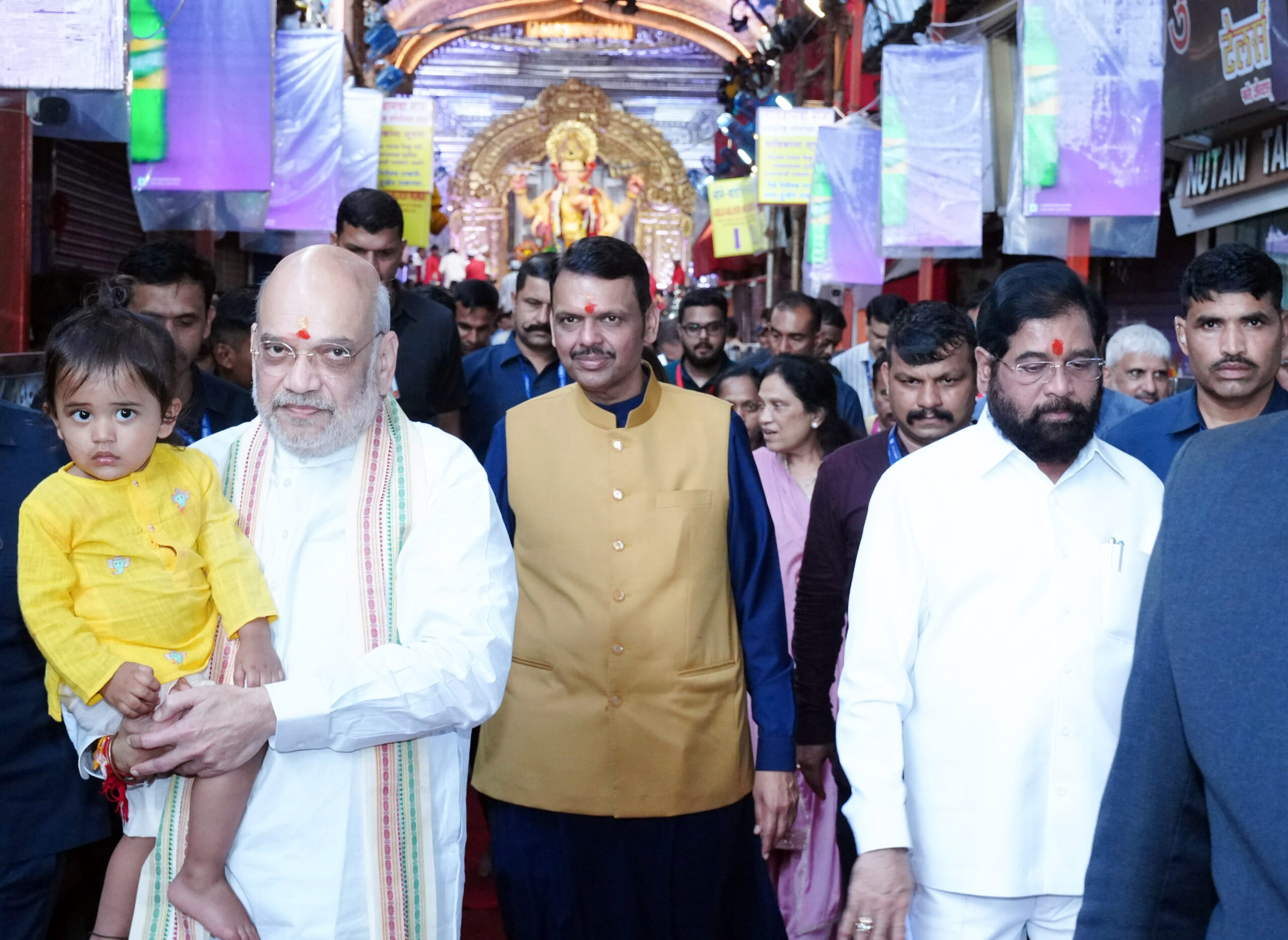 Mumbai: Amit Shah and CM Fadnavis at Lalbaugcha Raja #Gallery Mumbai: Amit Shah and CM Fadnavis at Lalbaugcha Raja #Gallery
