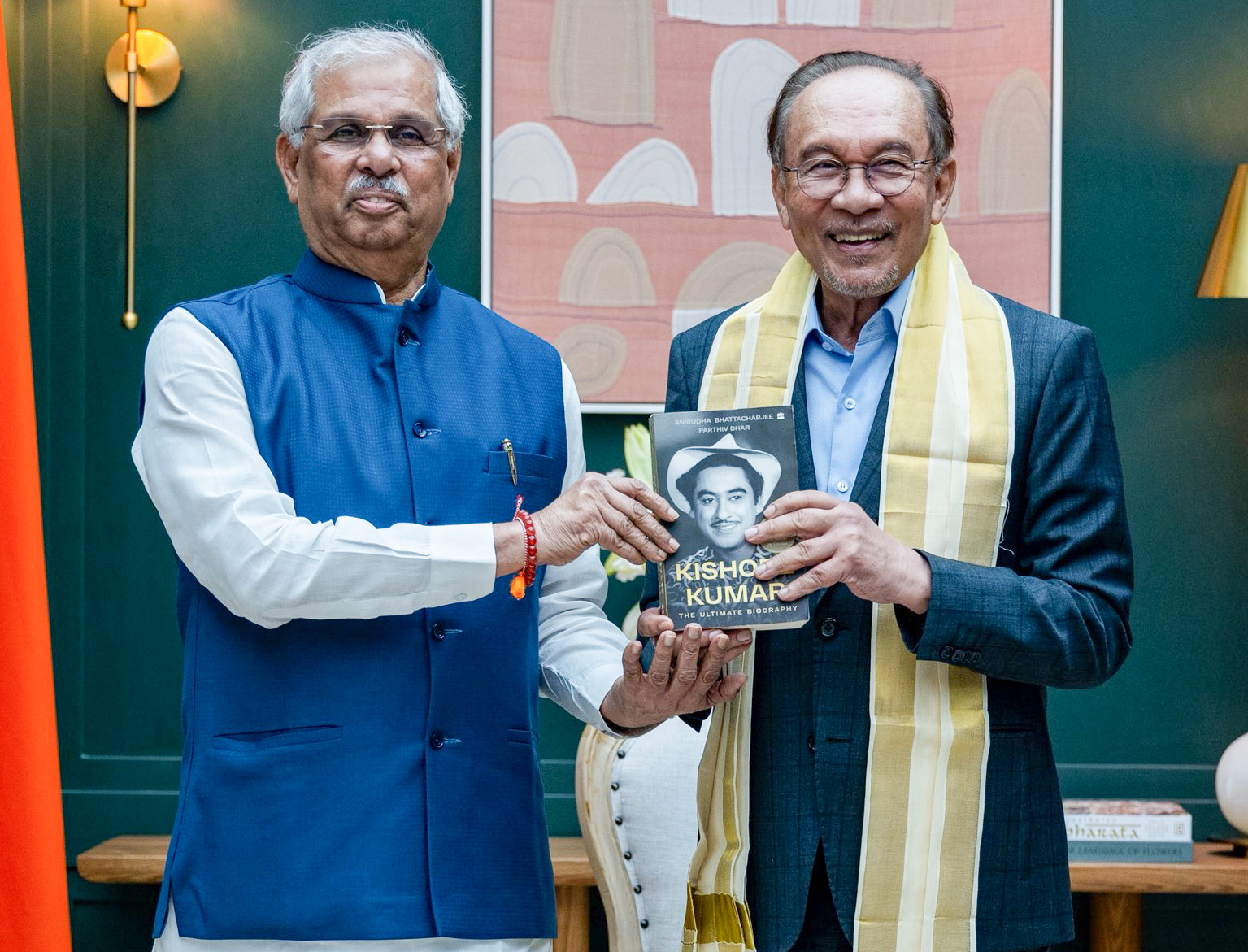 Thiruvananthapuram: Malaysian PM Anwar Ibrahim Meets Kerala Governor #Gallery Thiruvananthapuram: Malaysian PM Anwar Ibrahim Meets Kerala Governor #Gallery