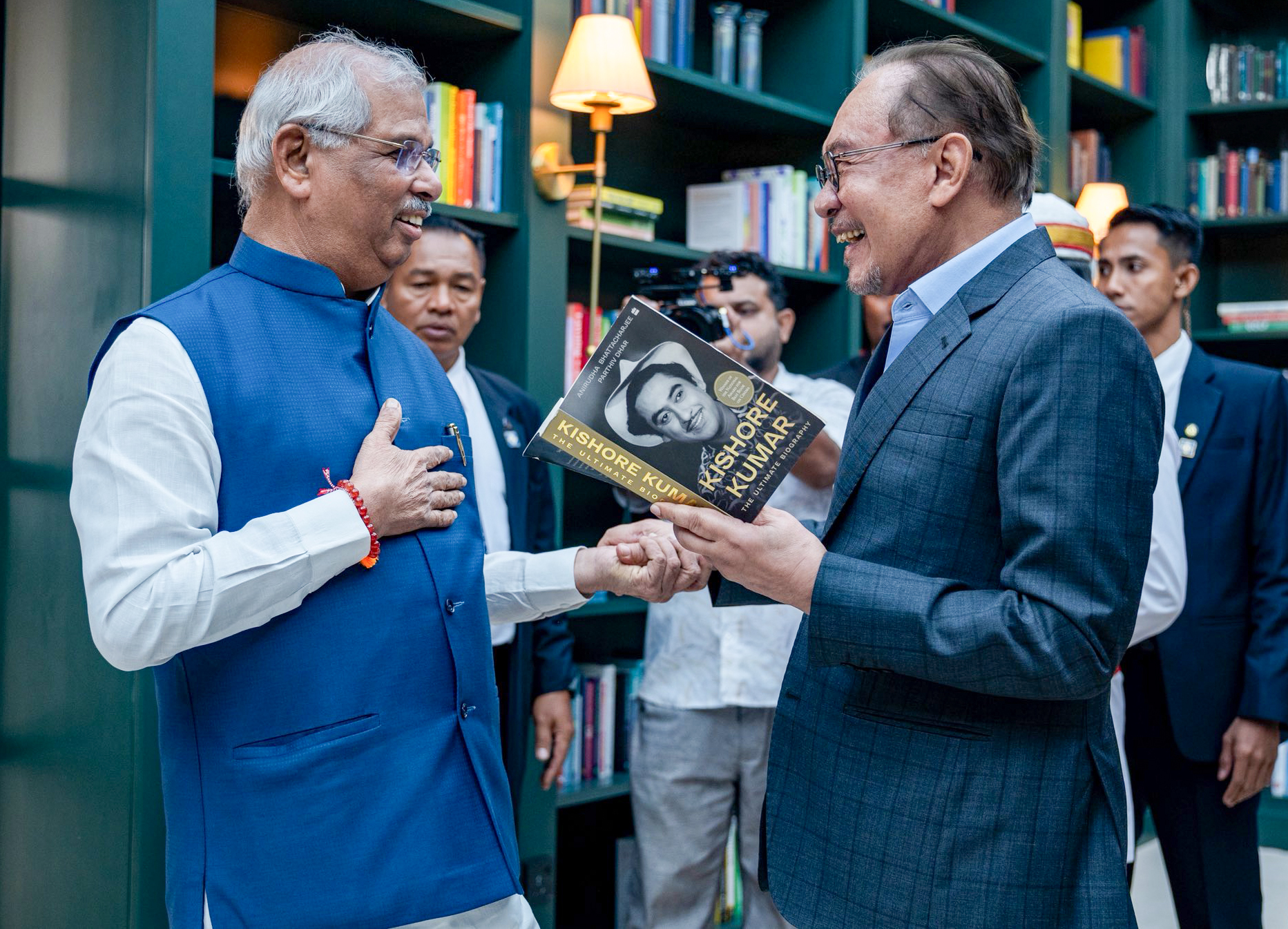 Thiruvananthapuram: Malaysian PM Anwar Ibrahim Meets Kerala Governor #Gallery Thiruvananthapuram: Malaysian PM Anwar Ibrahim Meets Kerala Governor #Gallery