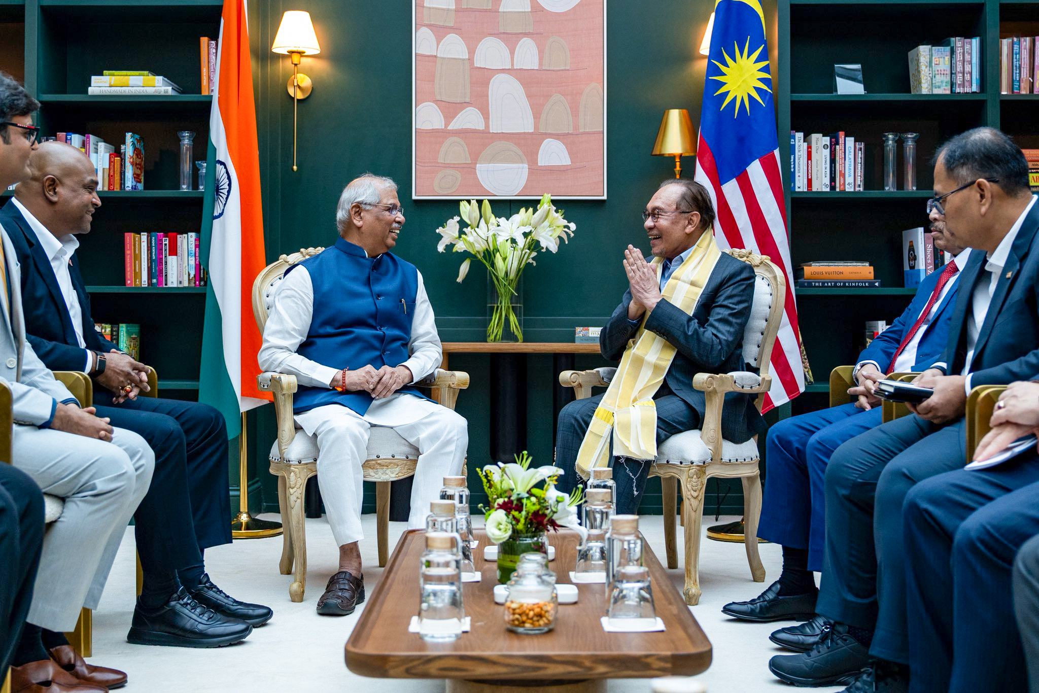 Thiruvananthapuram: Malaysian PM Anwar Ibrahim Meets Kerala Governor #Gallery Thiruvananthapuram: Malaysian PM Anwar Ibrahim Meets Kerala Governor #Gallery