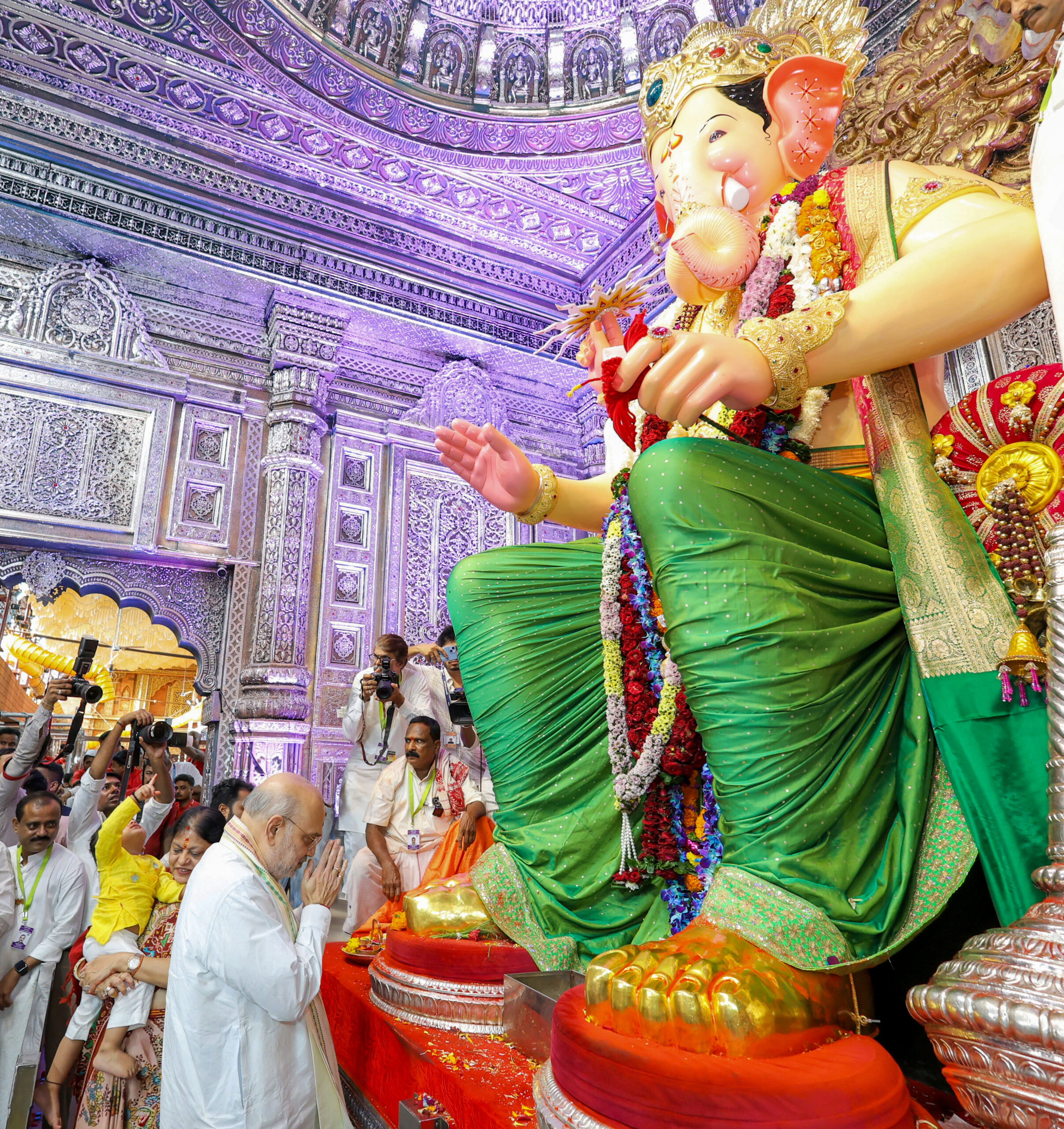 Mumbai: Amit Shah and CM Fadnavis at Lalbaugcha Raja #Gallery Mumbai: Amit Shah and CM Fadnavis at Lalbaugcha Raja #Gallery