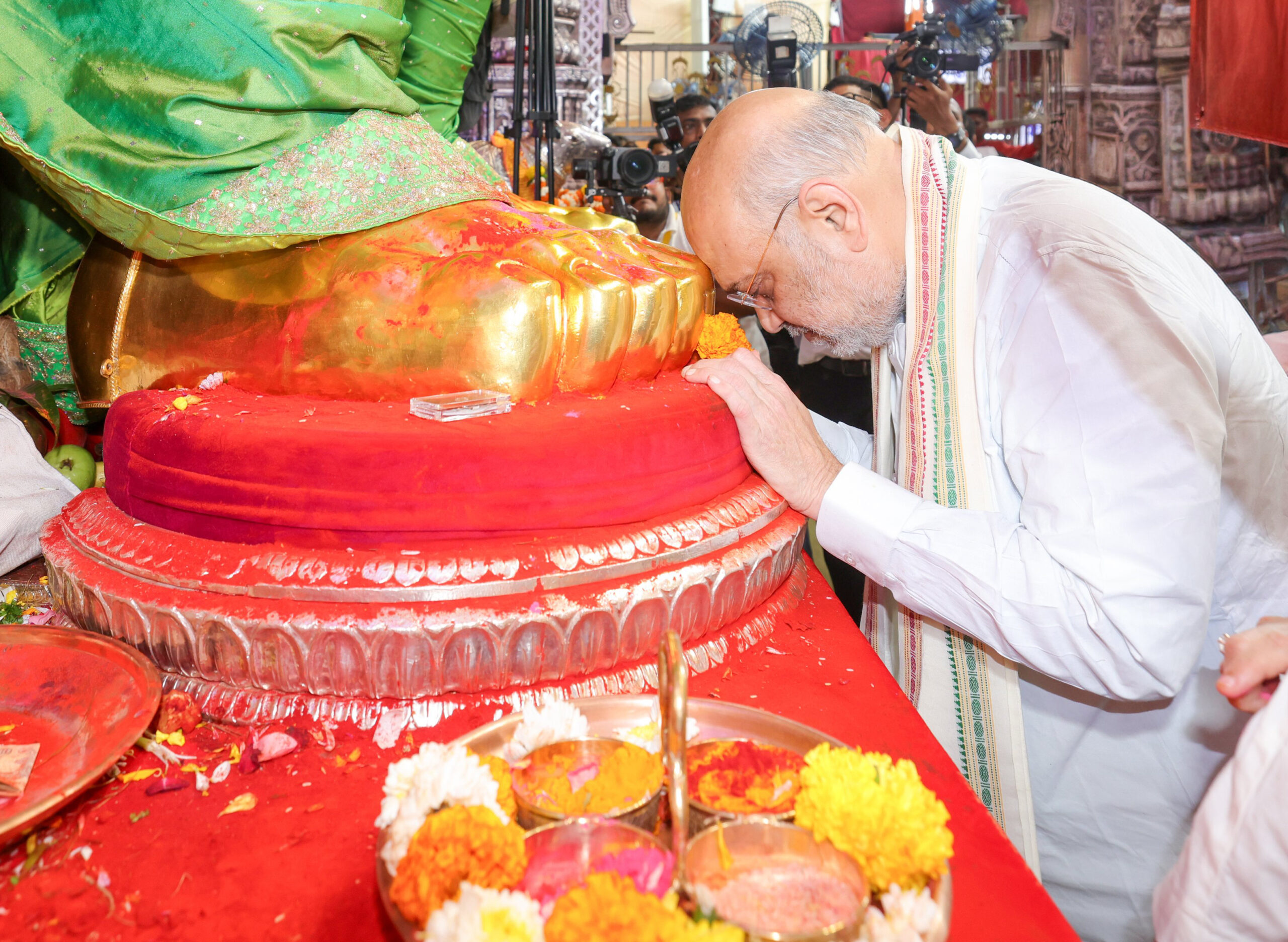 Mumbai: Amit Shah and CM Fadnavis at Lalbaugcha Raja #Gallery Mumbai: Amit Shah and CM Fadnavis at Lalbaugcha Raja #Gallery