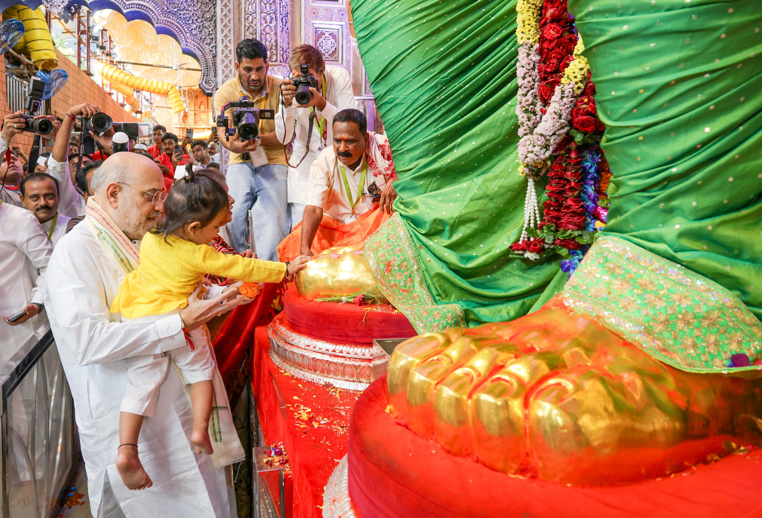 Mumbai: Amit Shah and CM Fadnavis at Lalbaugcha Raja #Gallery Mumbai: Amit Shah and CM Fadnavis at Lalbaugcha Raja #Gallery