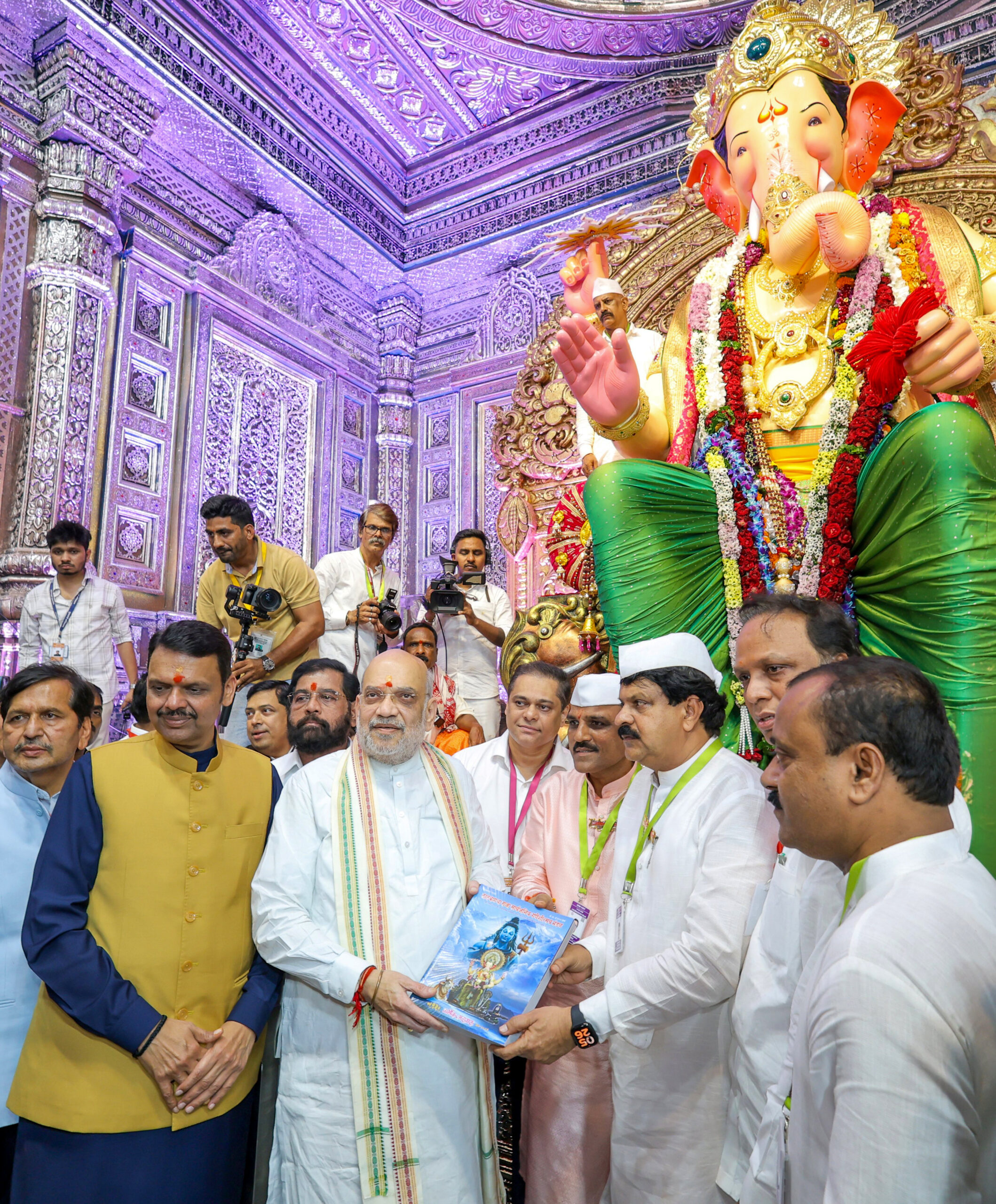 Mumbai: Amit Shah and CM Fadnavis at Lalbaugcha Raja #Gallery Mumbai: Amit Shah and CM Fadnavis at Lalbaugcha Raja #Gallery