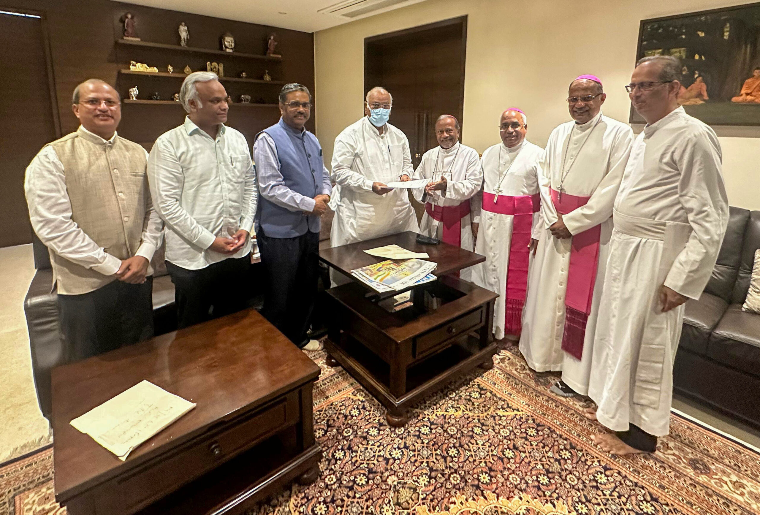 Bengaluru: Christian Delegation Meets Mallikarjun Kharge #Gallery Bengaluru: Christian Delegation Meets Mallikarjun Kharge #Gallery