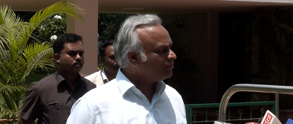 Show respect to police guarding Ganesh processions, appeals K'taka Home Minister Show respect to police guarding Ganesh processions, appeals K'taka Home Minister