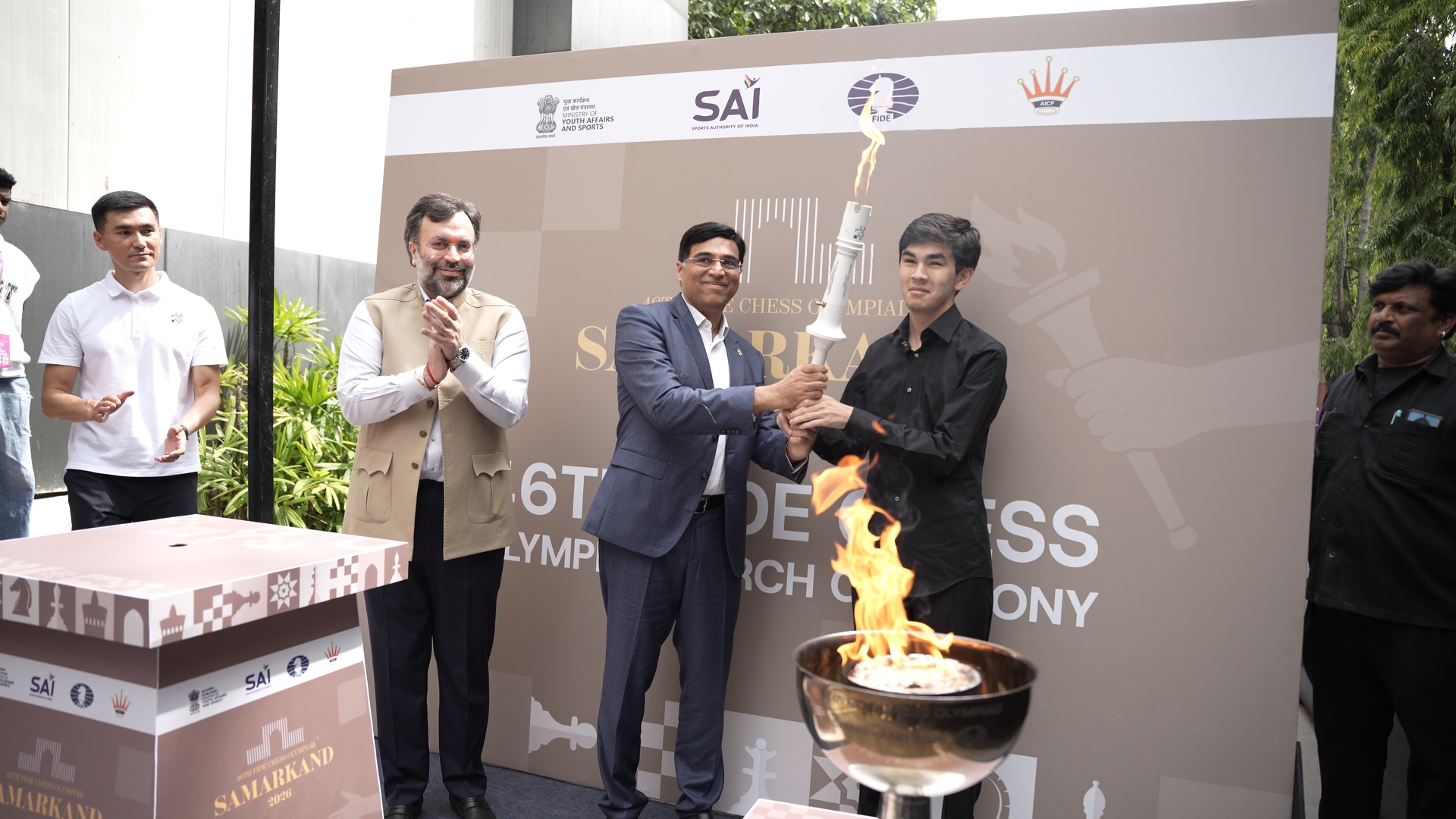 Ceremonial torch handed to Uzbek GM Sindarov by AICF Prez Narang ahead of Chess Olympiad Ceremonial torch handed to Uzbek GM Sindarov by AICF Prez Narang ahead of Chess Olympiad