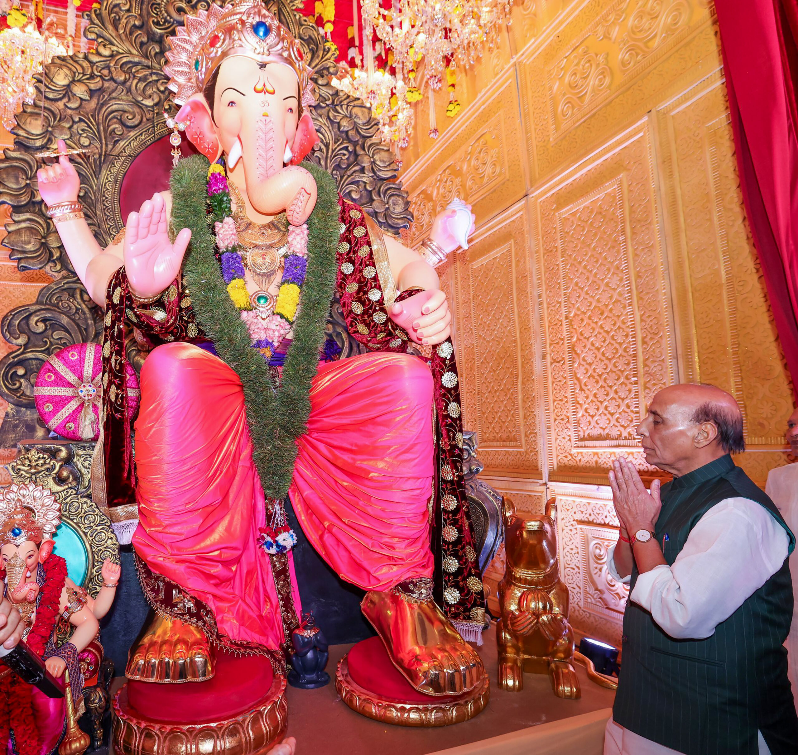 New Delhi: Rajnath Singh Offers Prayers at Lalbaugcha Raja #Gallery New Delhi: Rajnath Singh Offers Prayers at Lalbaugcha Raja #Gallery