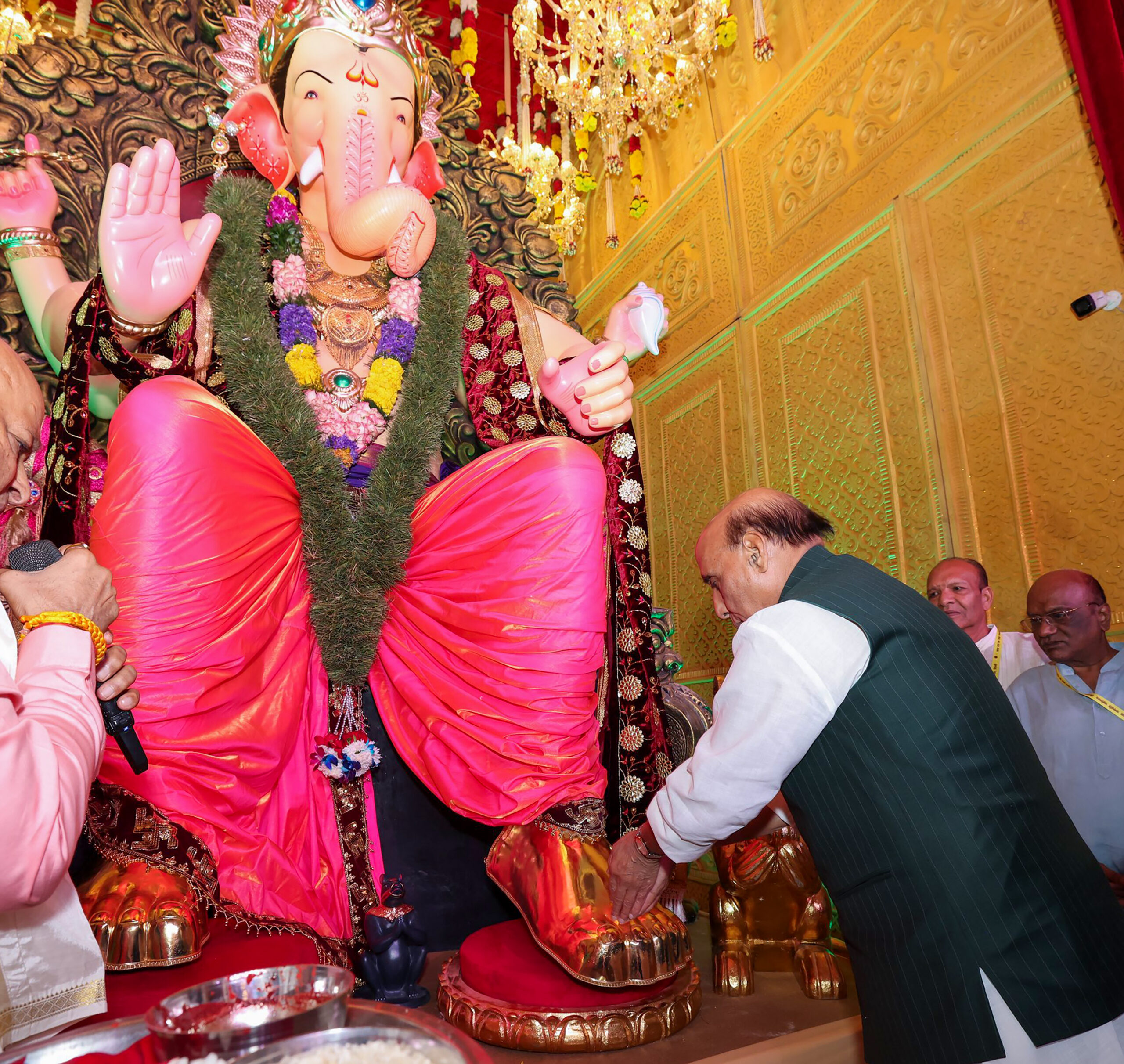 New Delhi: Rajnath Singh Offers Prayers at Lalbaugcha Raja #Gallery New Delhi: Rajnath Singh Offers Prayers at Lalbaugcha Raja #Gallery