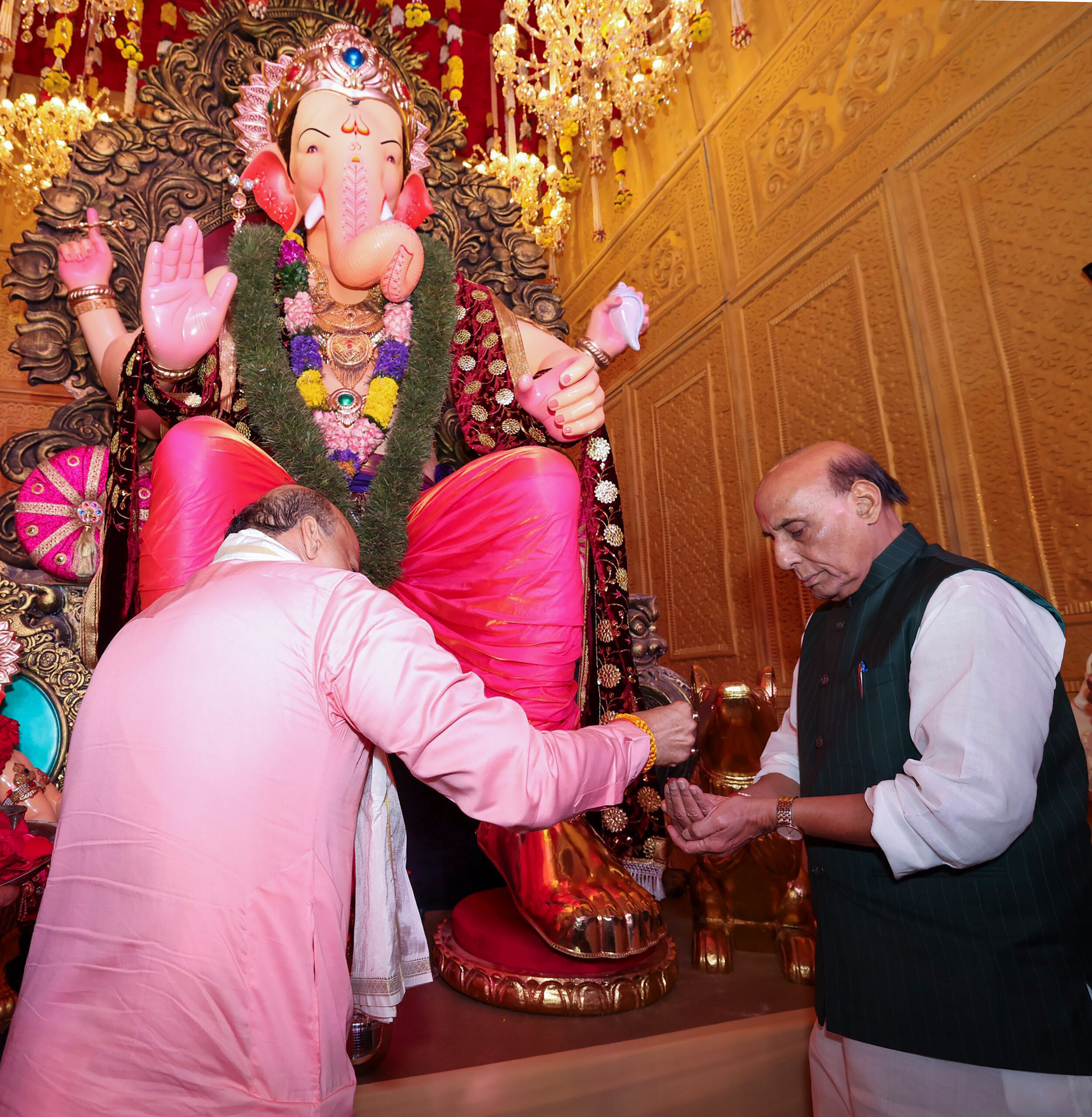New Delhi: Rajnath Singh Offers Prayers at Lalbaugcha Raja #Gallery New Delhi: Rajnath Singh Offers Prayers at Lalbaugcha Raja #Gallery