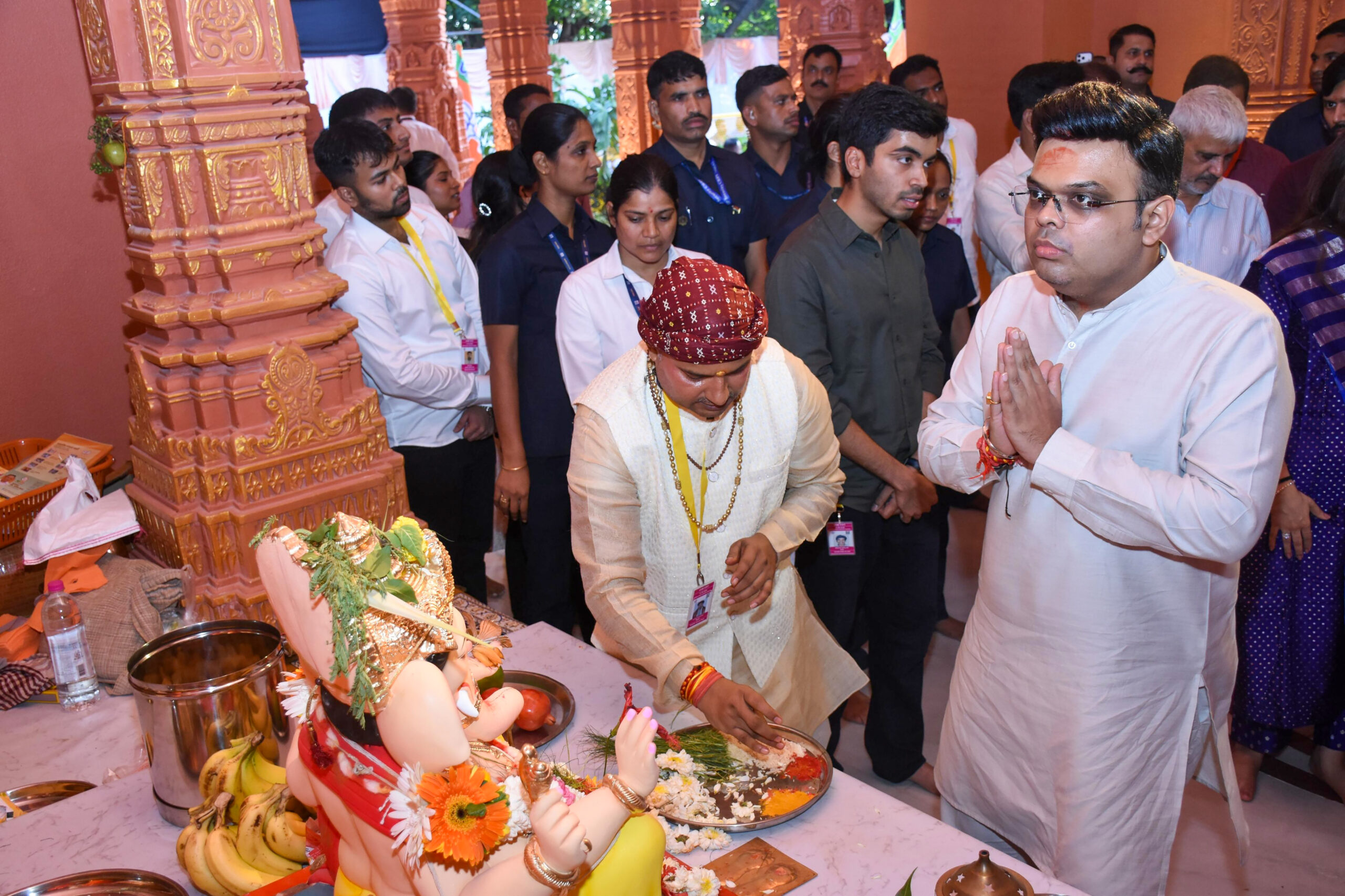 Mumbai: Amit Shah Offers Prayers at Bandra Ganesh Pandal #Gallery Mumbai: Amit Shah Offers Prayers at Bandra Ganesh Pandal #Gallery
