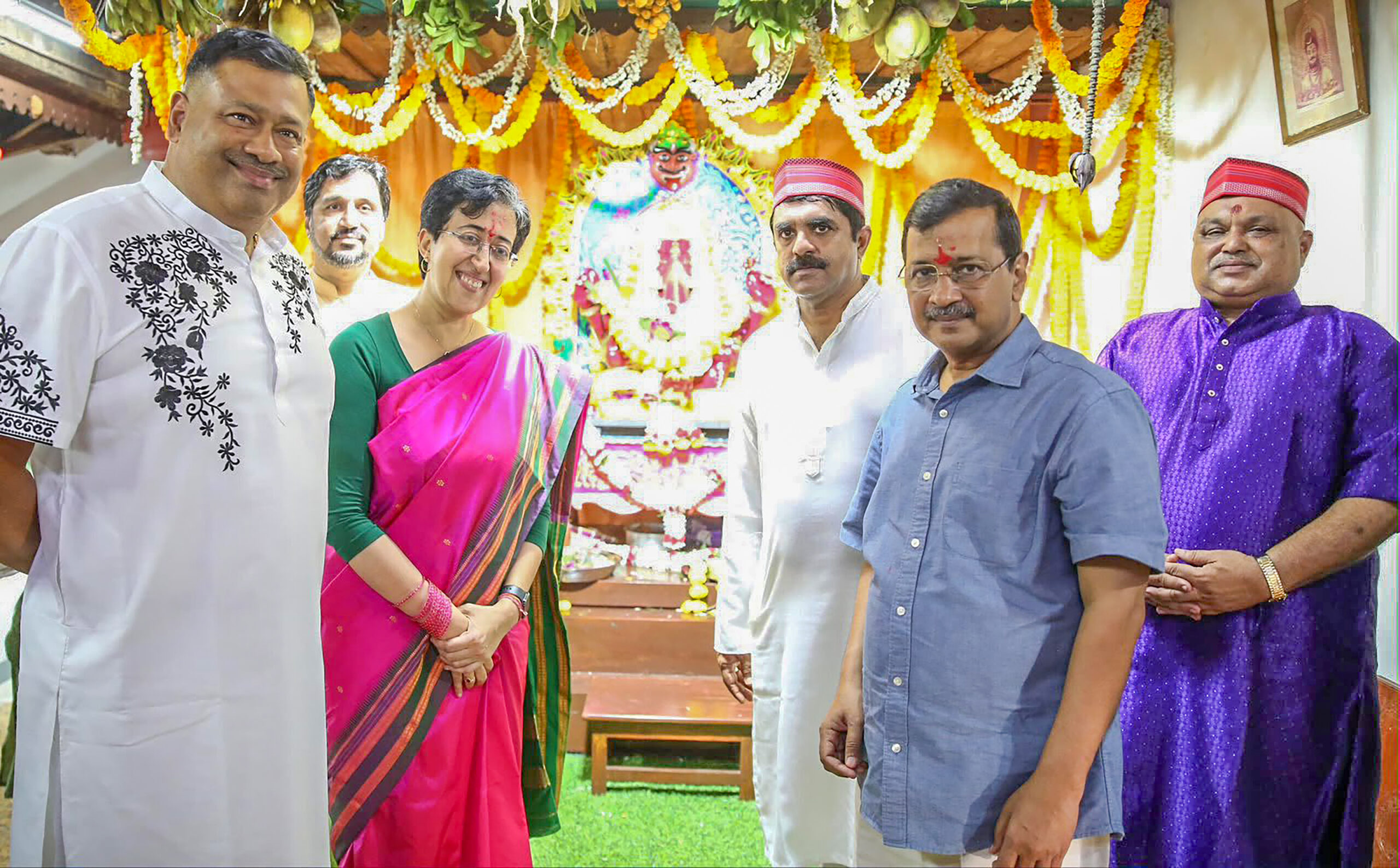 Goa: Arvind Kejriwal Offers Prayers at Ganpati Temple #Gallery Goa: Arvind Kejriwal Offers Prayers at Ganpati Temple #Gallery