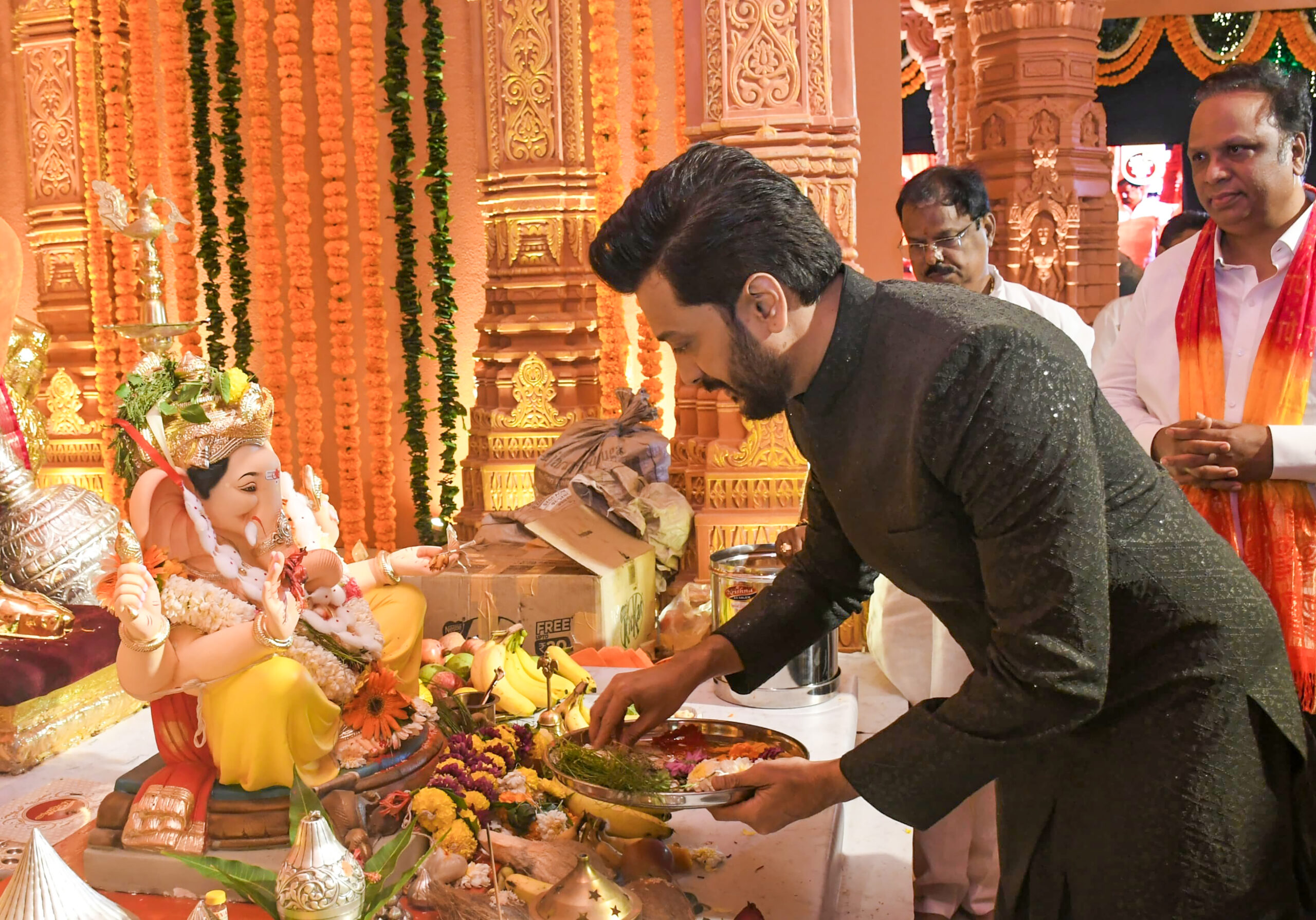 Mumbai: Riteish Deshmukh Offers Prayers at Ganeshotsav Pandal #Gallery Mumbai: Riteish Deshmukh Offers Prayers at Ganeshotsav Pandal #Gallery
