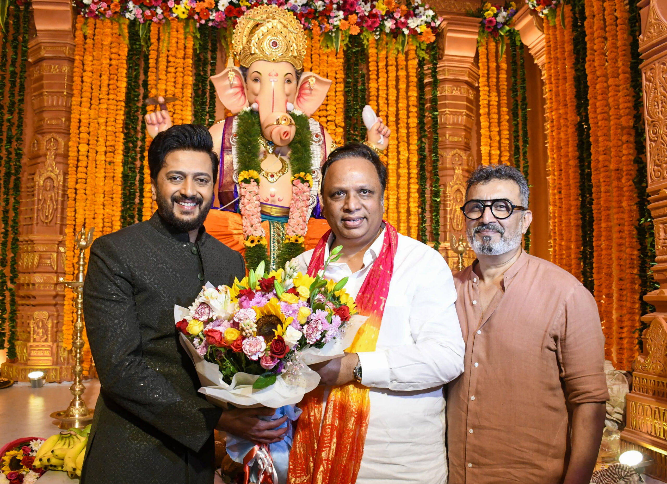 Mumbai: Riteish Deshmukh Offers Prayers at Ganeshotsav Pandal #Gallery Mumbai: Riteish Deshmukh Offers Prayers at Ganeshotsav Pandal #Gallery