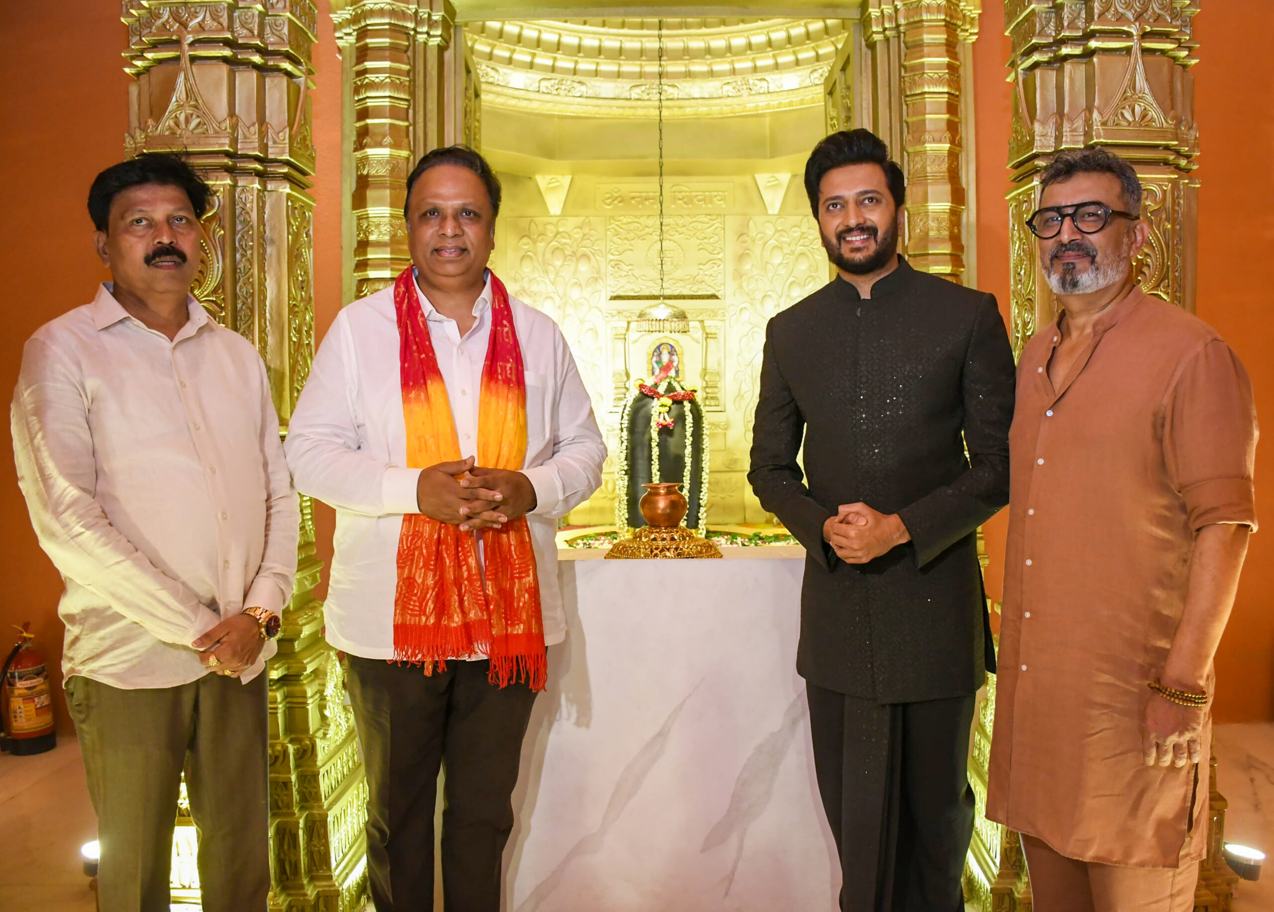 Mumbai: Riteish Deshmukh Offers Prayers at Ganeshotsav Pandal #Gallery Mumbai: Riteish Deshmukh Offers Prayers at Ganeshotsav Pandal #Gallery