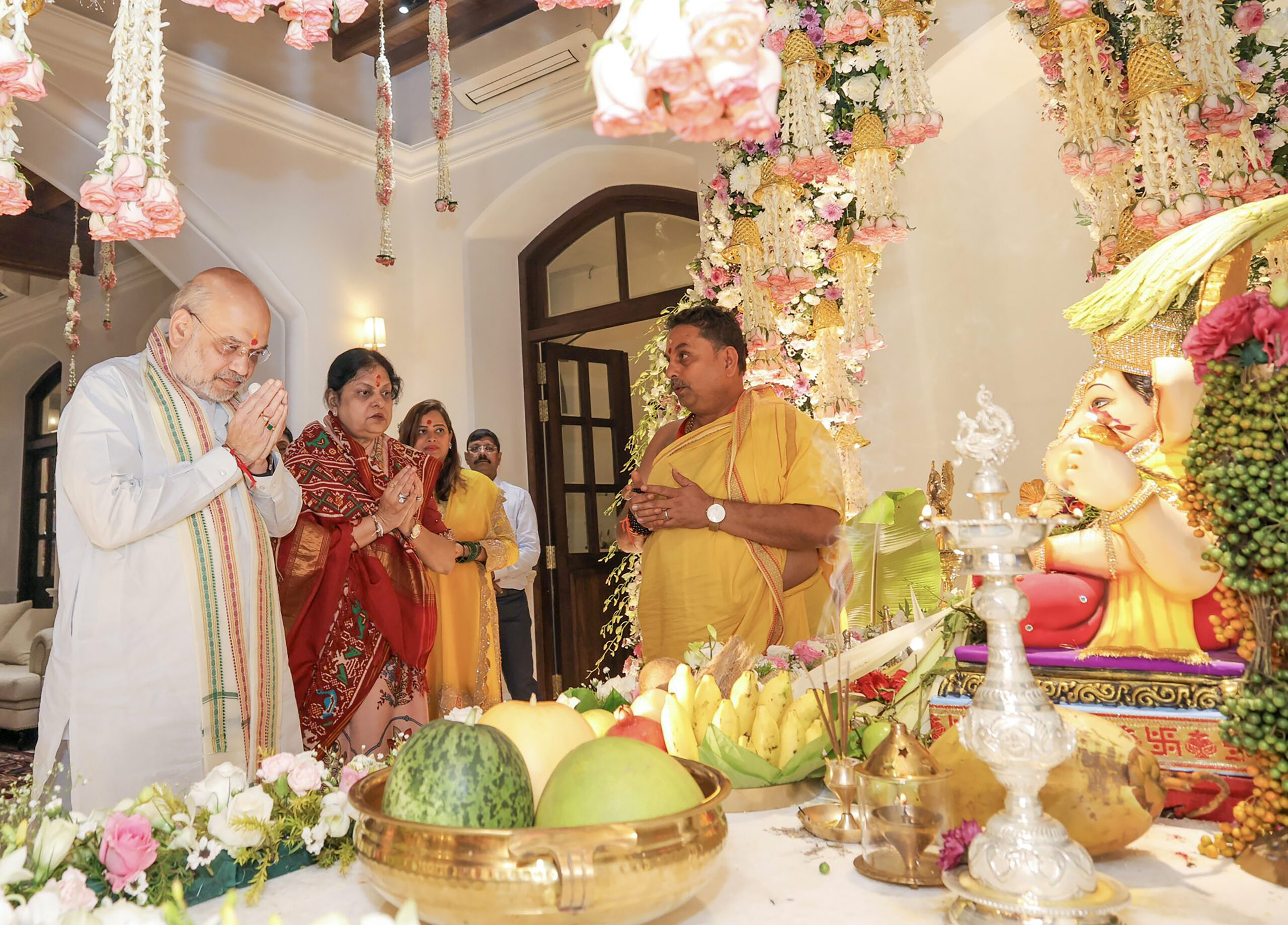Mumbai: Amit Shah Attends Ganesh Utsav at Eknath Shinde's Residence #Gallery Mumbai: Amit Shah Attends Ganesh Utsav at Eknath Shinde's Residence #Gallery