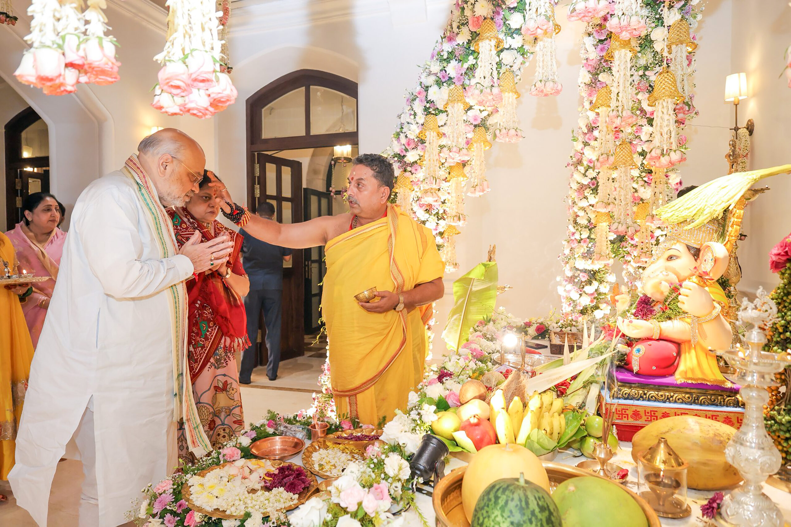 Mumbai: Amit Shah Attends Ganesh Utsav at Eknath Shinde's Residence #Gallery Mumbai: Amit Shah Attends Ganesh Utsav at Eknath Shinde's Residence #Gallery