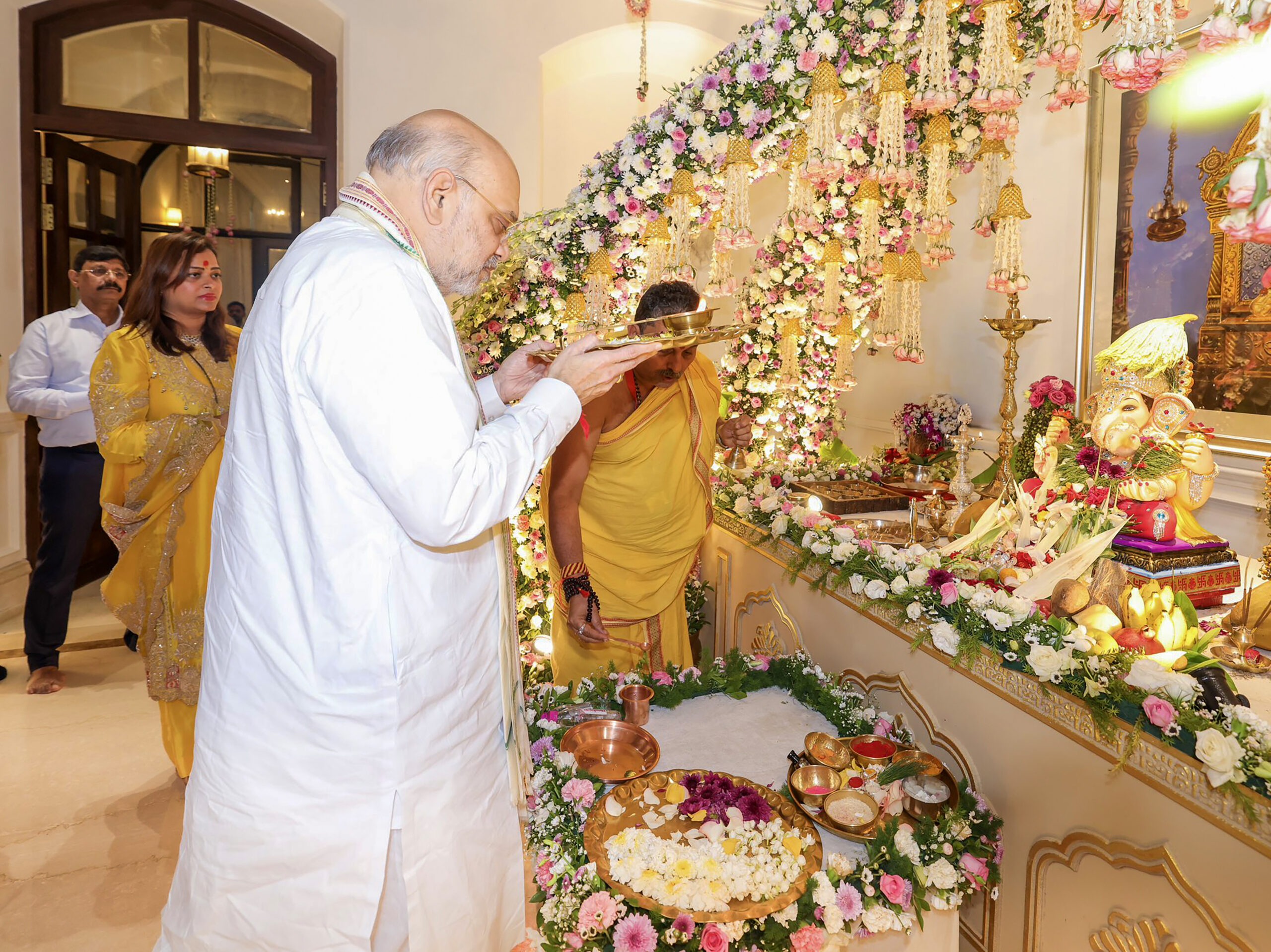 Mumbai: Amit Shah Attends Ganesh Utsav at Eknath Shinde's Residence #Gallery Mumbai: Amit Shah Attends Ganesh Utsav at Eknath Shinde's Residence #Gallery