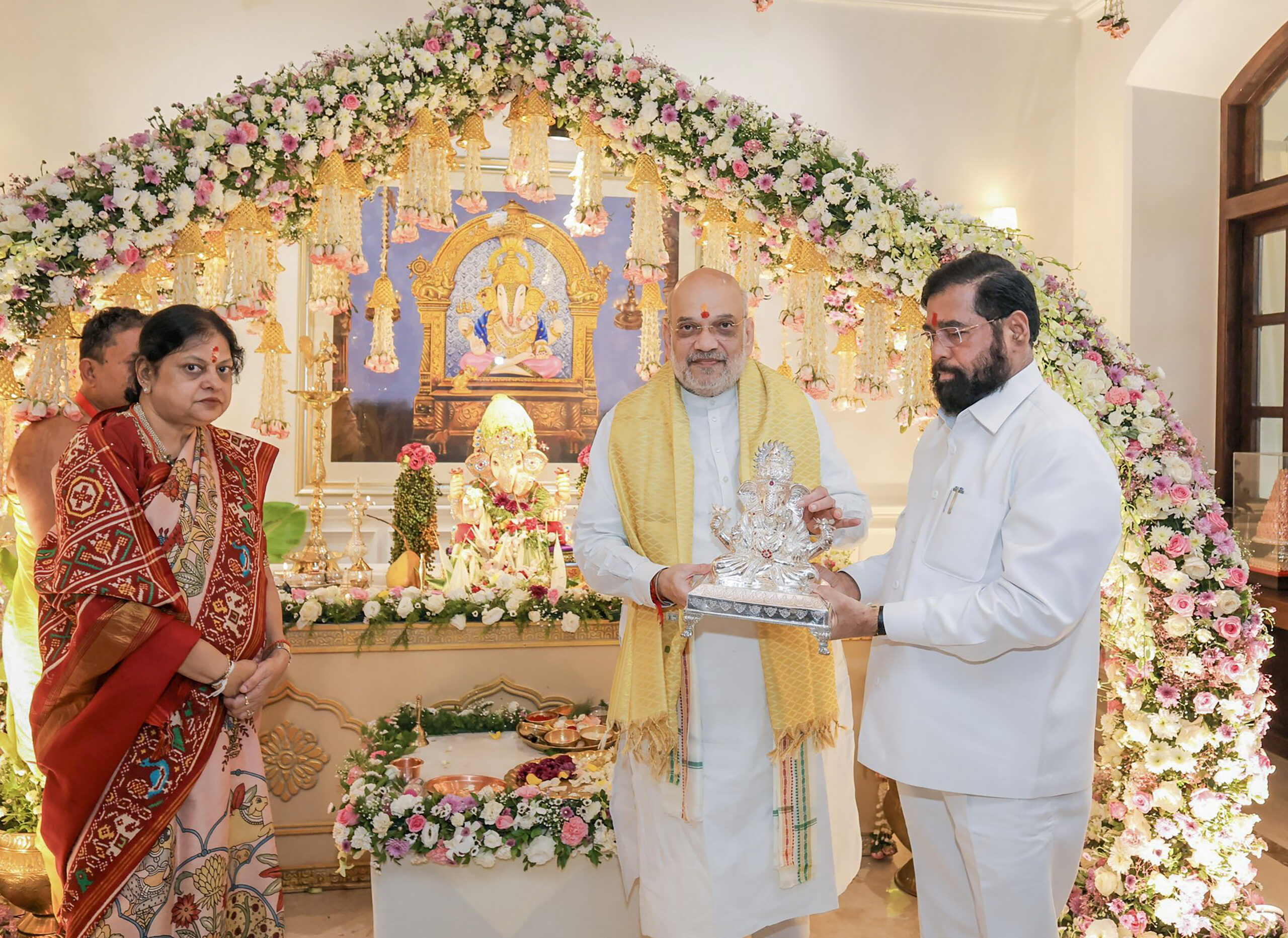 Mumbai: Amit Shah Attends Ganesh Utsav at Eknath Shinde's Residence #Gallery Mumbai: Amit Shah Attends Ganesh Utsav at Eknath Shinde's Residence #Gallery