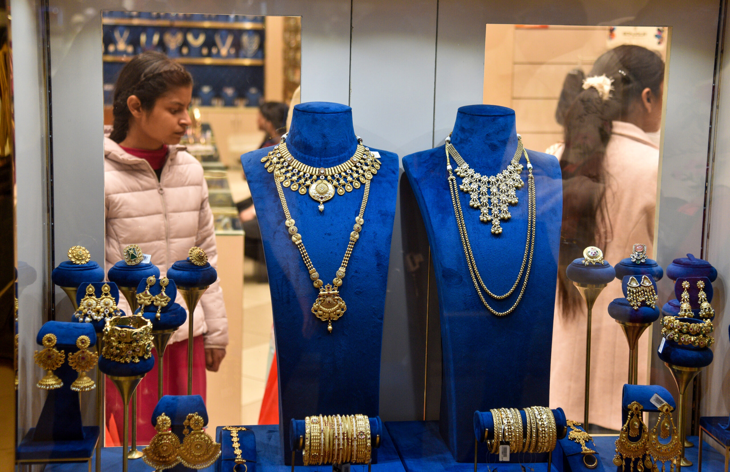 Gold, silver trade flat as dollar, US yields rise ahead of Fed decision Gold, silver trade flat as dollar, US yields rise ahead of Fed decision