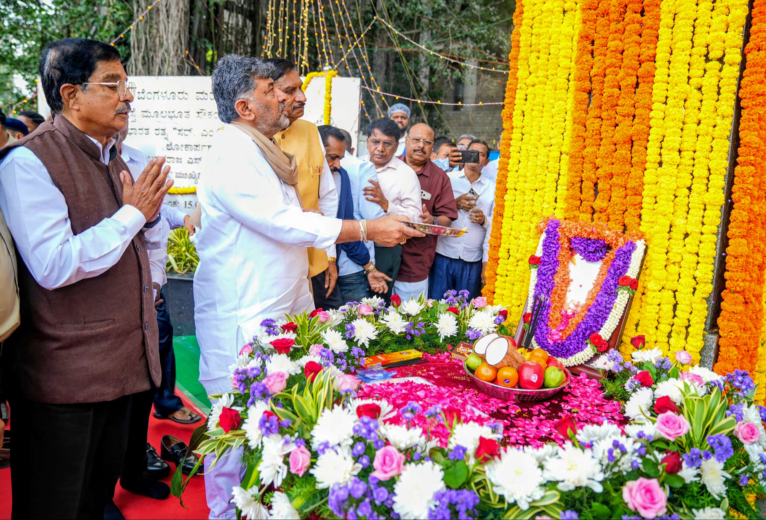 Bengaluru: DK Shivakumar honours Sir M Visvesvaraya #Gallery Bengaluru: DK Shivakumar honours Sir M Visvesvaraya #Gallery